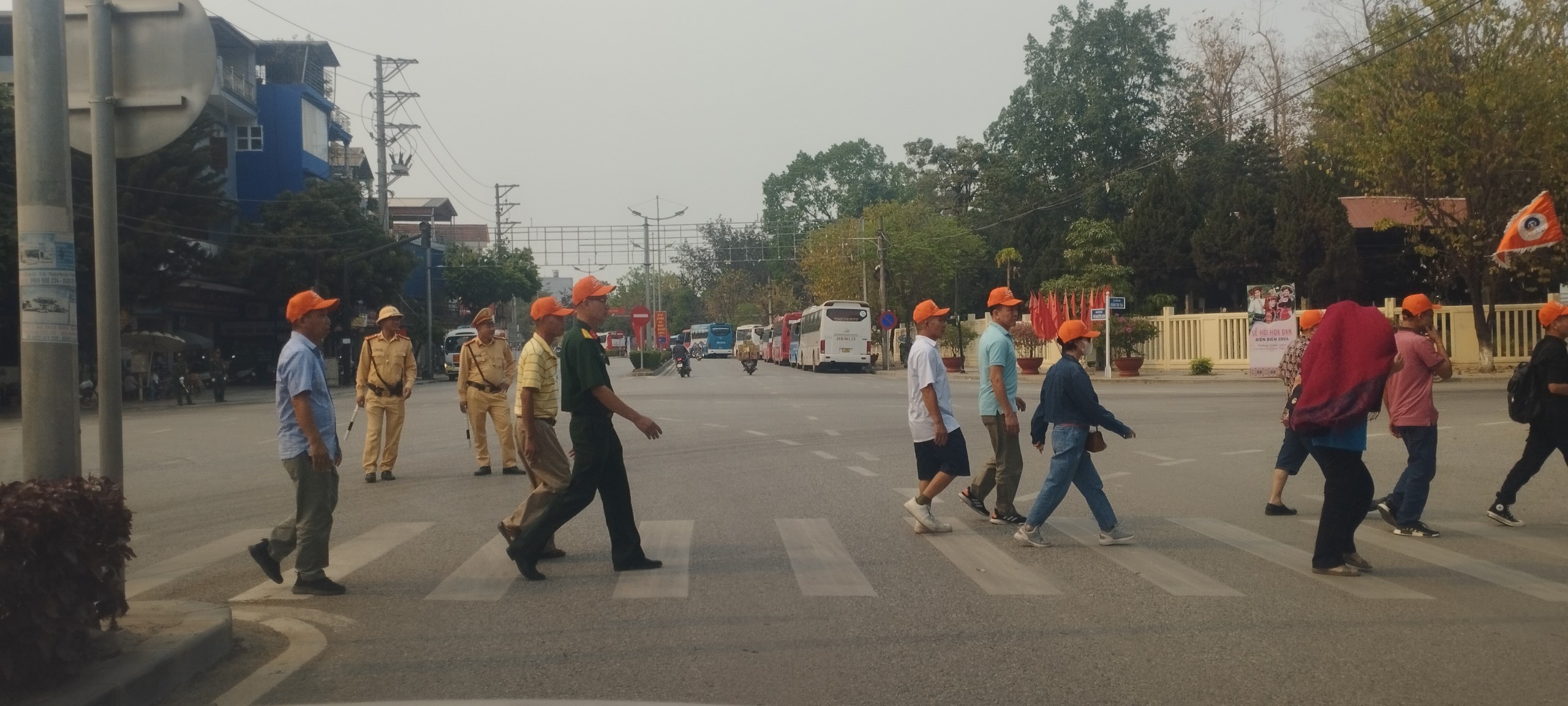 Ph&acirc;n luồng giao th&ocirc;ng phục vụ Giải Marathon v&igrave; ATGT tại Điện Bi&ecirc;n ra sao?- Ảnh 1.