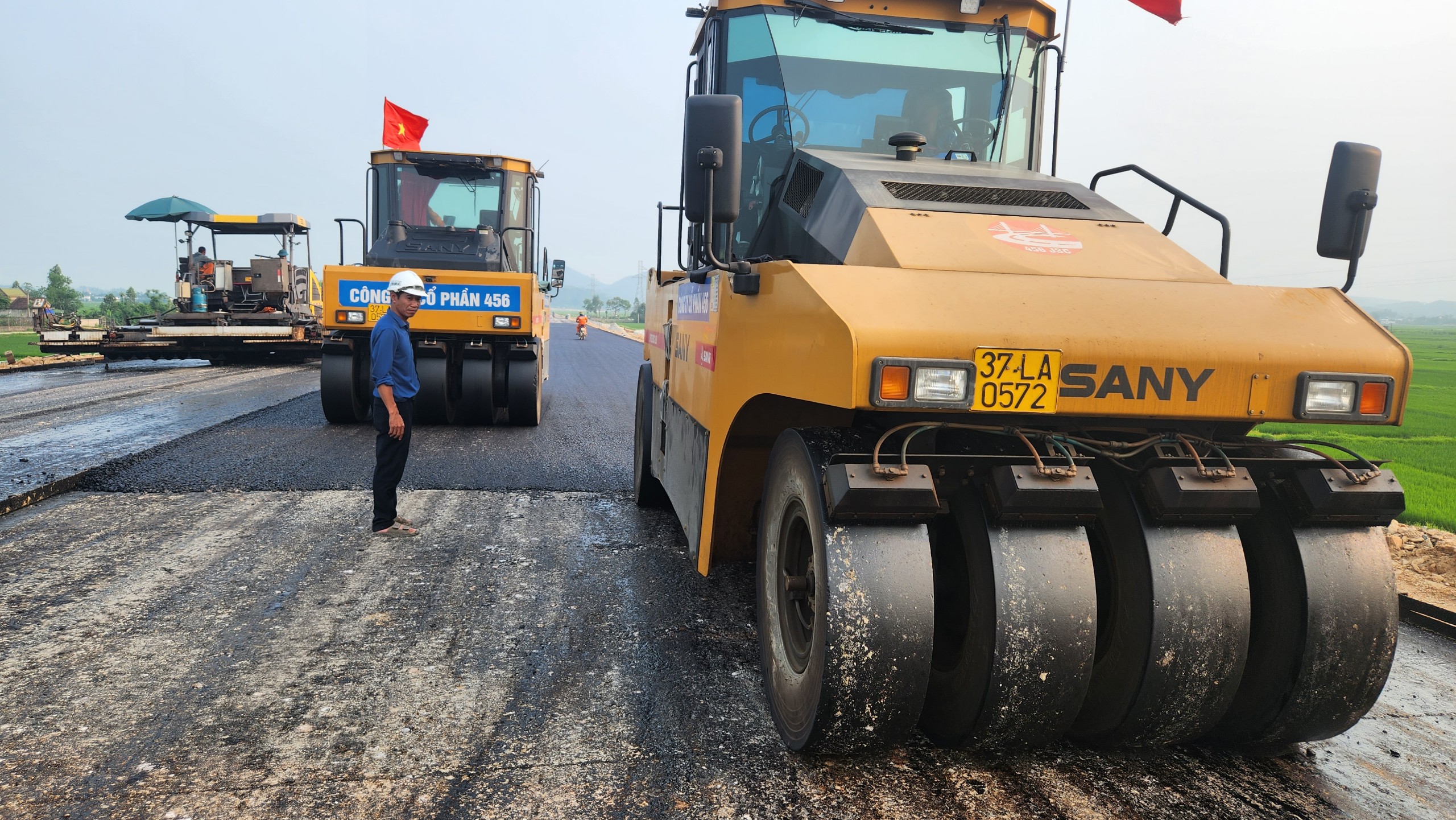 "Ăn tr&ecirc;n m&aacute;y, ngủ tr&ecirc;n đường", ho&agrave;n th&agrave;nh cao tốc từ H&agrave; Nội đến Vinh dịp 30/4- Ảnh 10.