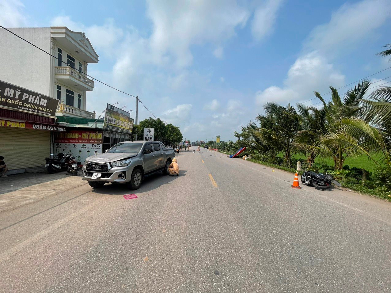 Va chạm với xe b&aacute;n tải, 2 nữ sinh vi&ecirc;n tử vong khi về thăm nh&agrave; bạn học- Ảnh 1.