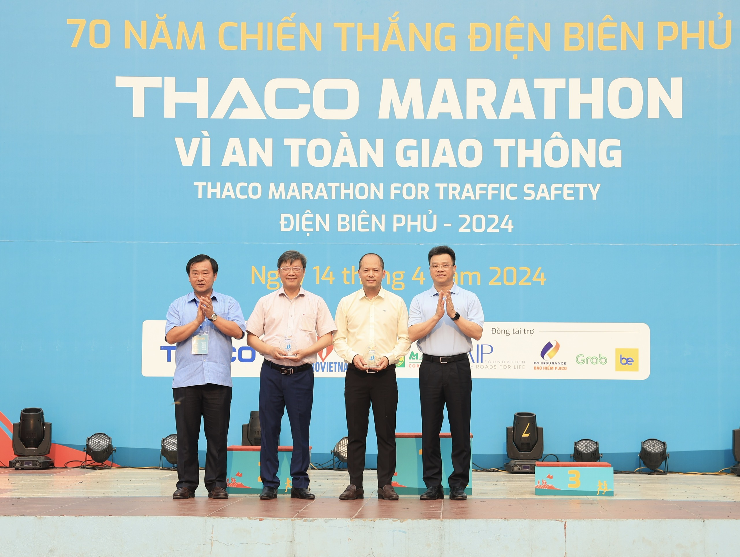 "C&ocirc; g&aacute;i th&eacute;p" L&ecirc; Thị Hằng v&ocirc; địch THACO Marathon v&igrave; ATGT - Điện Bi&ecirc;n Phủ 2024- Ảnh 2.