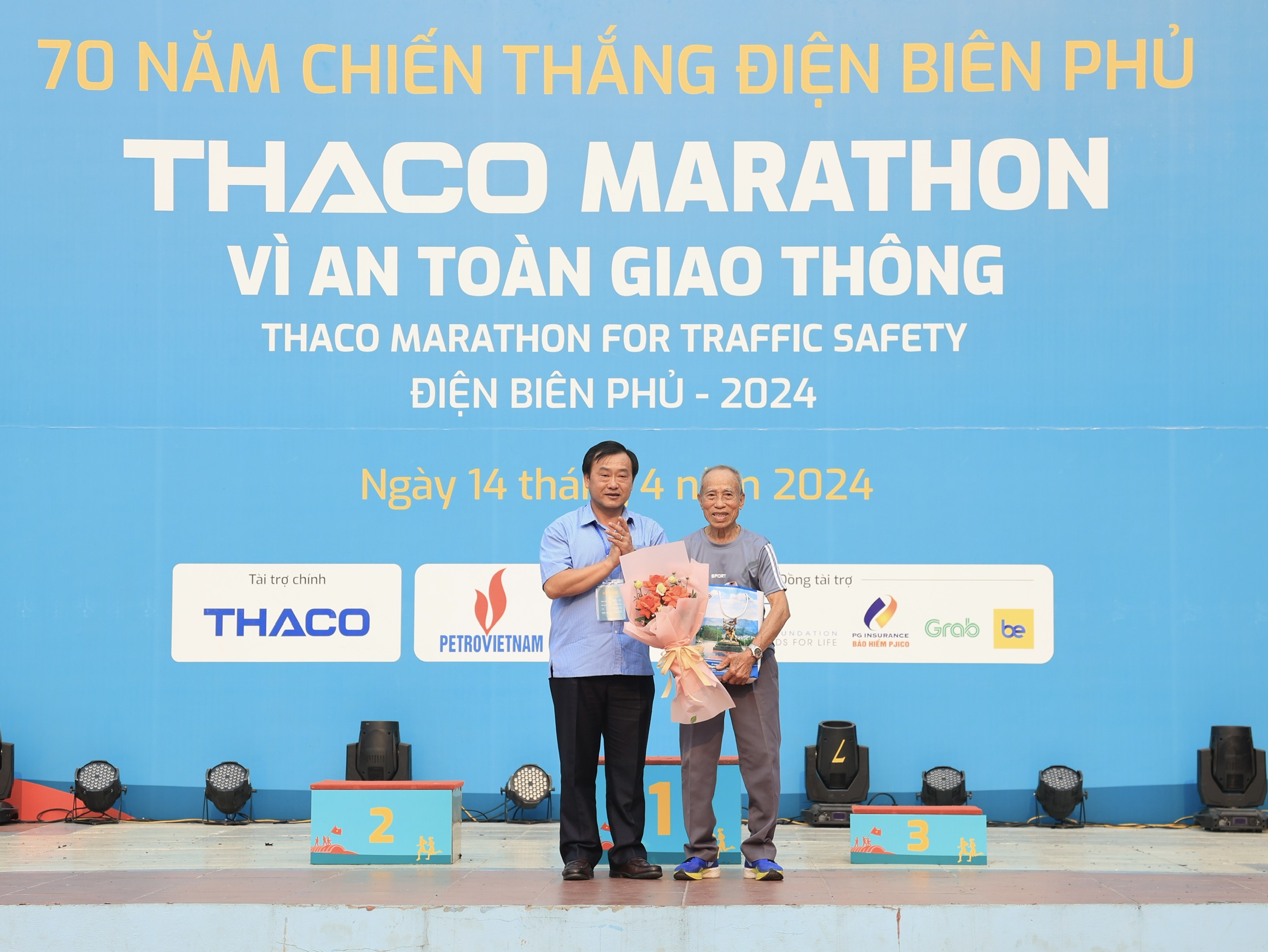 Trực tiếp: Giải THACO Marathon v&igrave; ATGT - Điện Bi&ecirc;n Phủ 2024 th&agrave;nh c&ocirc;ng rực rỡ- Ảnh 13.
