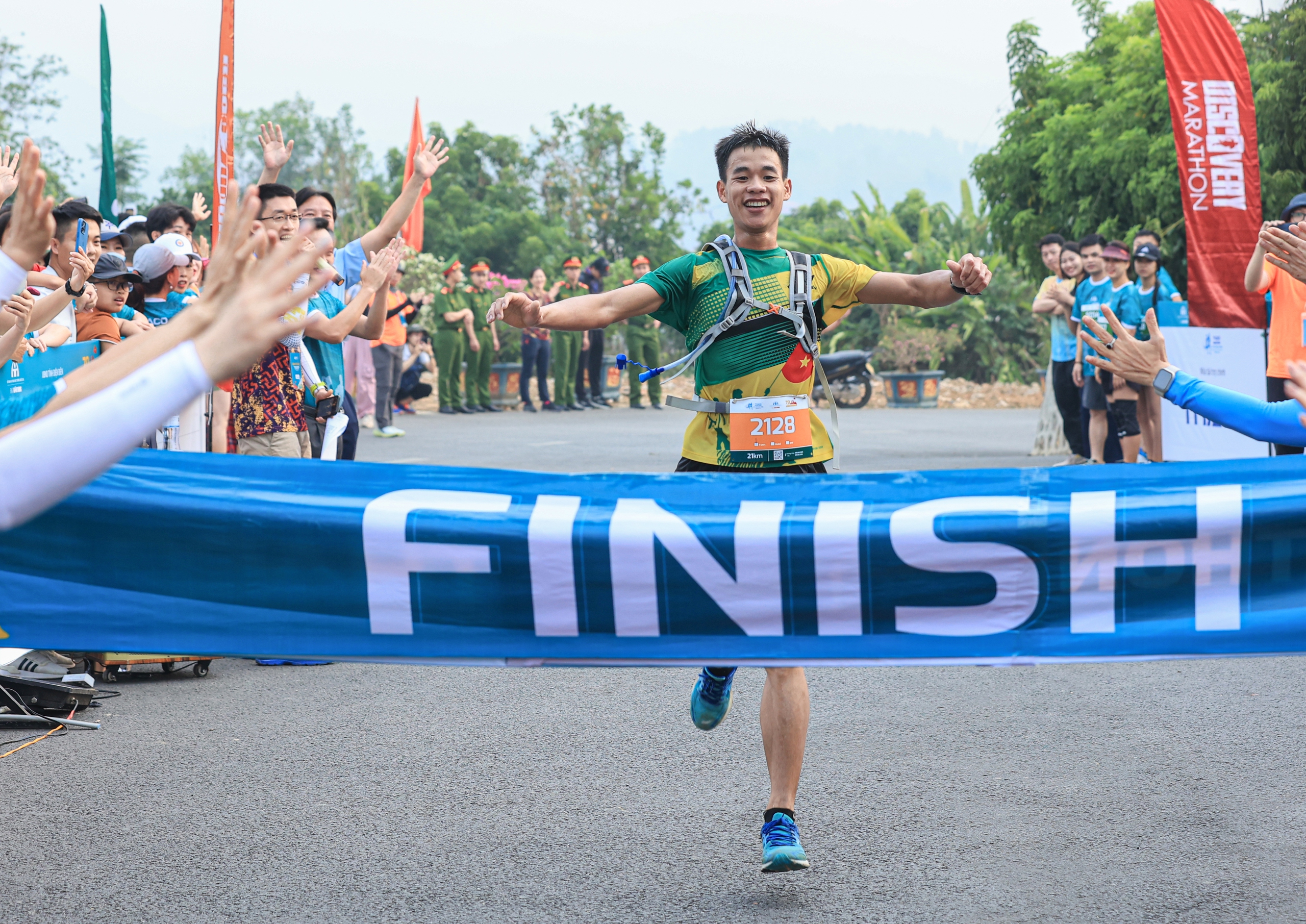 Những khoảnh khắc ấn tượng tại Giải THACO Marathon vì ATGT - Điện Biên Phủ 2024- Ảnh 15. Những khoảnh khắc ấn tượng tại Giải THACO Marathon vì ATGT - Điện Biên Phủ 2024- Ảnh 15.