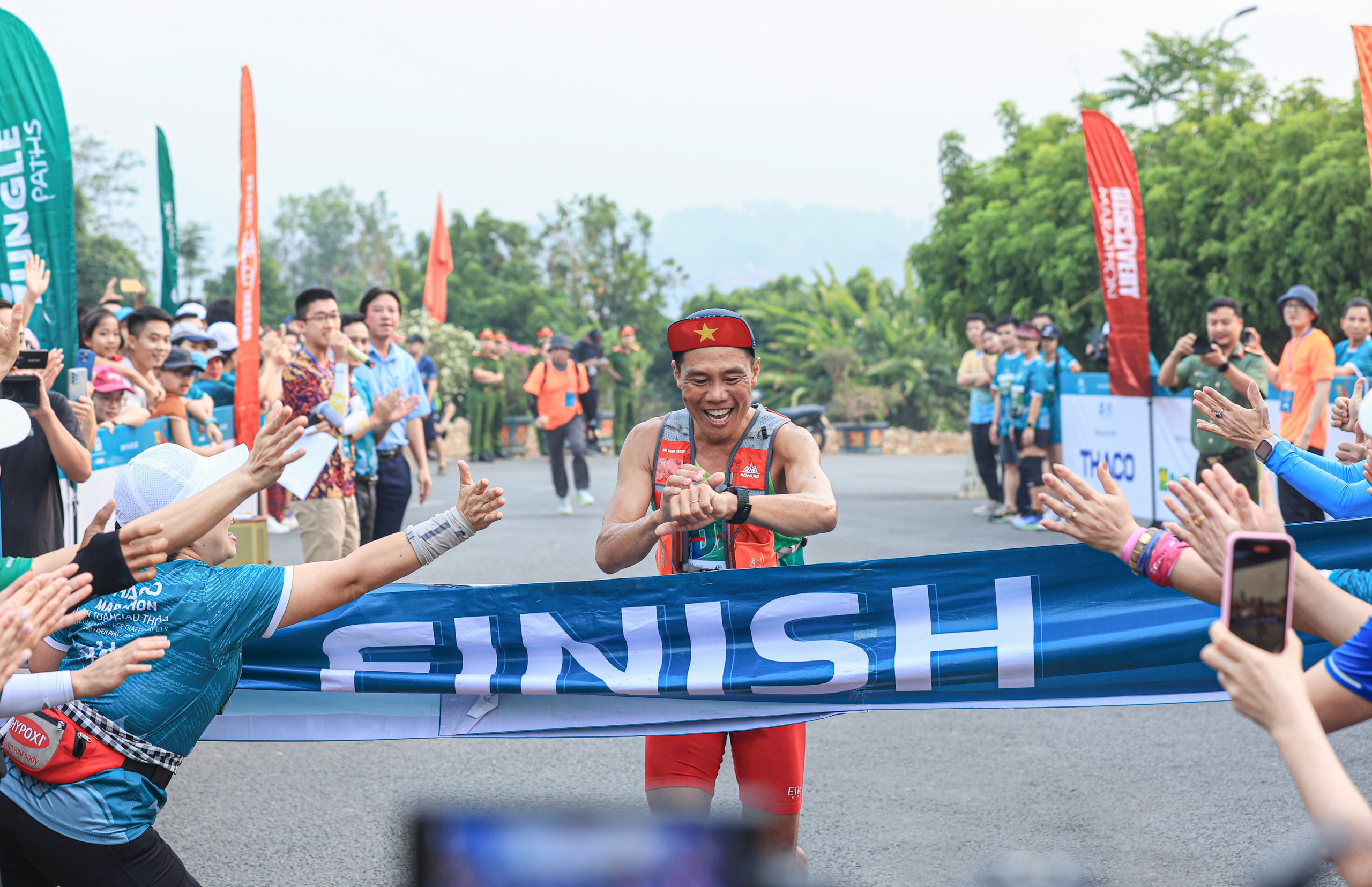 Những khoảnh khắc ấn tượng tại Giải THACO Marathon vì ATGT - Điện Biên Phủ 2024- Ảnh 16. Những khoảnh khắc ấn tượng tại Giải THACO Marathon vì ATGT - Điện Biên Phủ 2024- Ảnh 16.