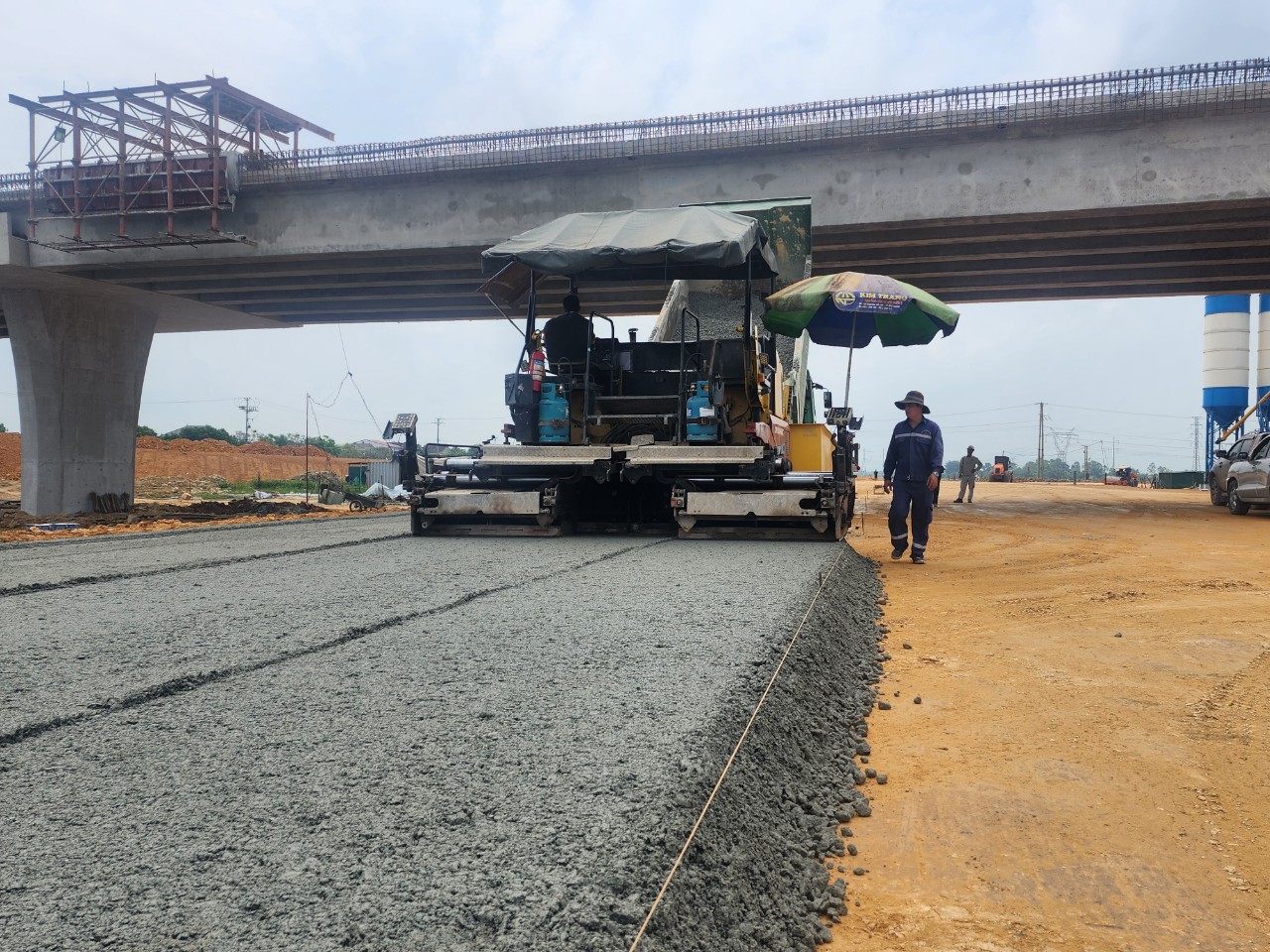 Đẫm mồ h&ocirc;i thi c&ocirc;ng dự &aacute;n cao tốc ở "chảo lửa" miền Trung- Ảnh 4.