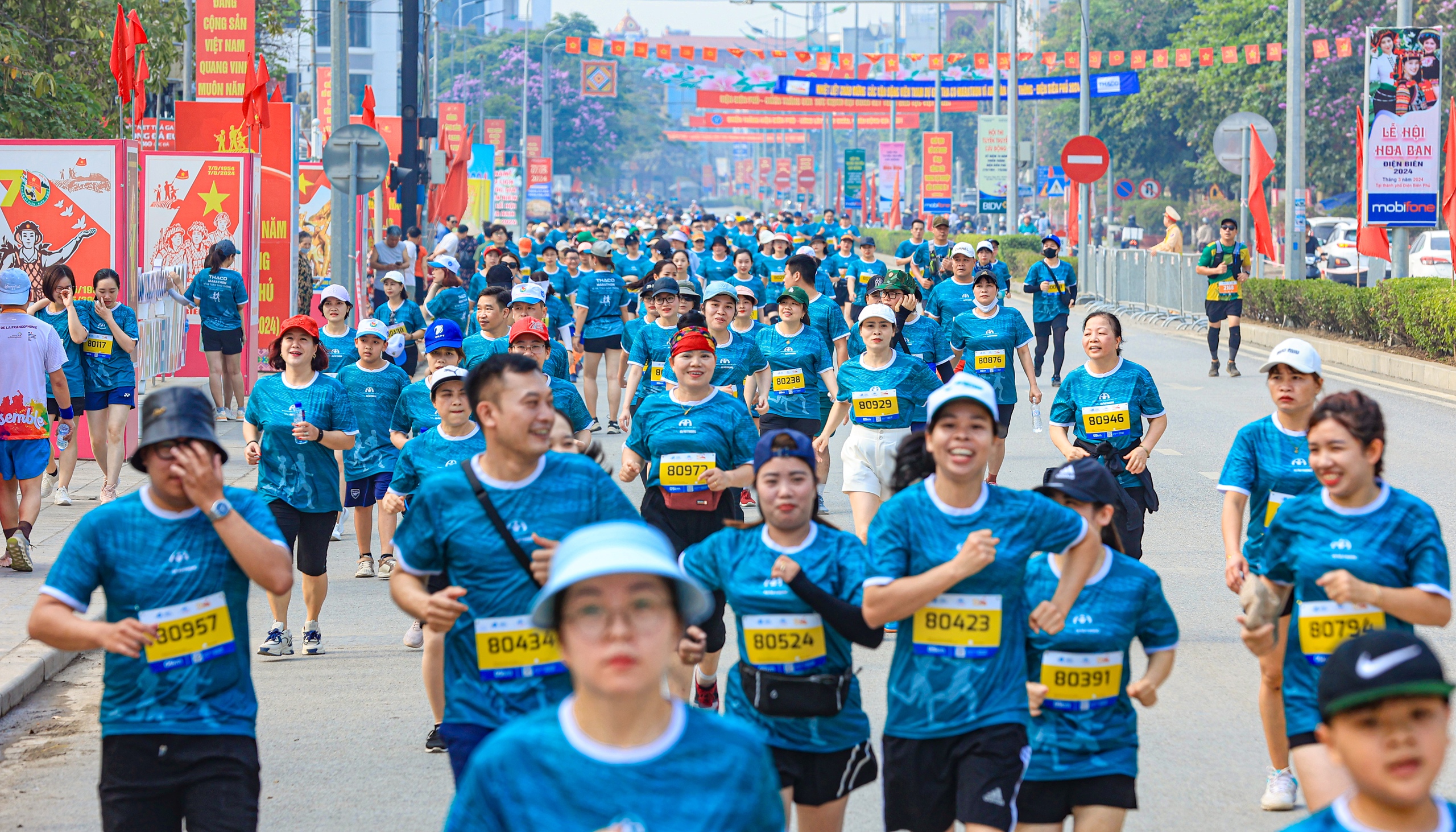 Những khoảnh khắc ấn tượng tại Giải THACO Marathon vì ATGT - Điện Biên Phủ 2024- Ảnh 13. Những khoảnh khắc ấn tượng tại Giải THACO Marathon vì ATGT - Điện Biên Phủ 2024- Ảnh 13.