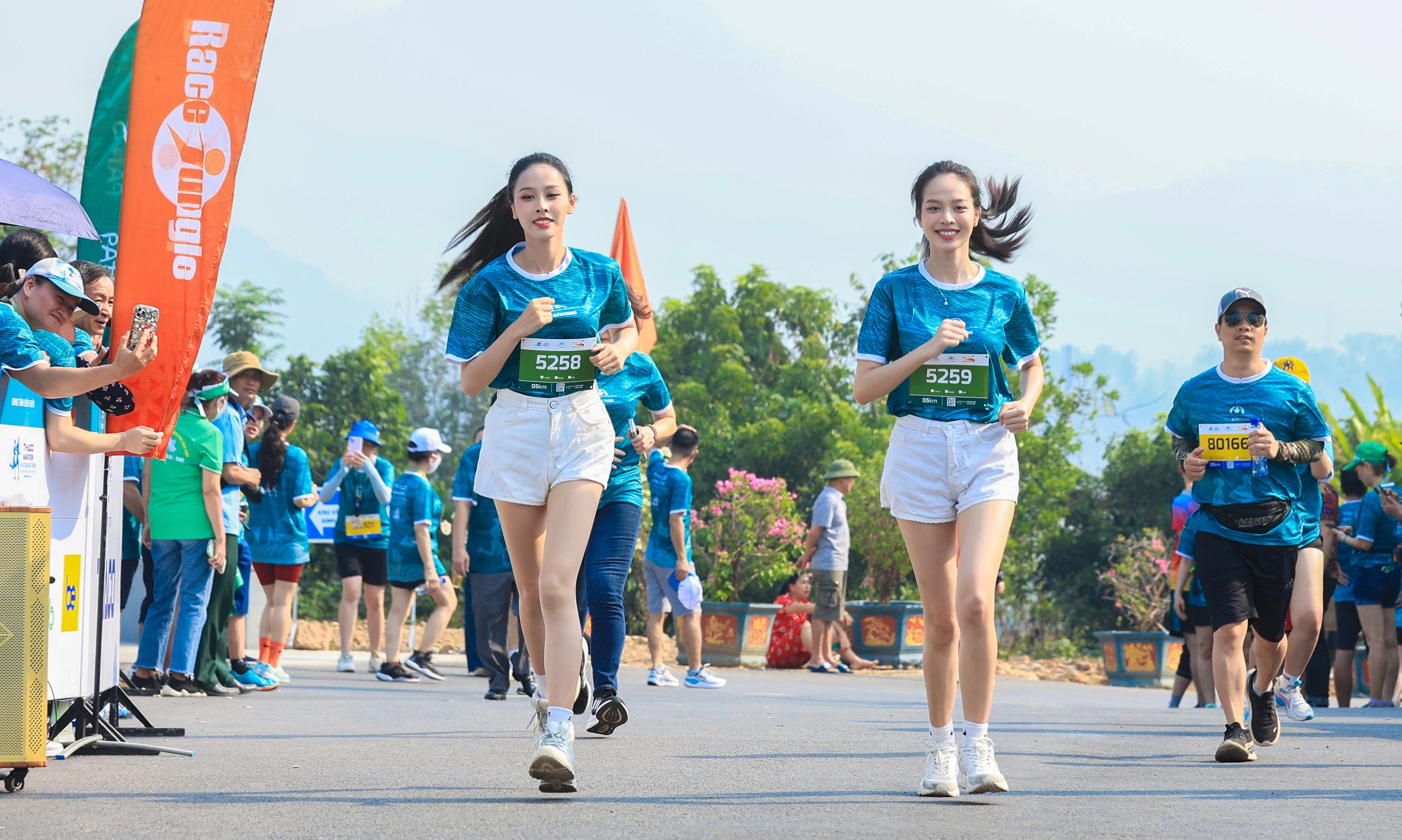 Những khoảnh khắc ấn tượng tại Giải THACO Marathon vì ATGT - Điện Biên Phủ 2024- Ảnh 17. Những khoảnh khắc ấn tượng tại Giải THACO Marathon vì ATGT - Điện Biên Phủ 2024- Ảnh 17.