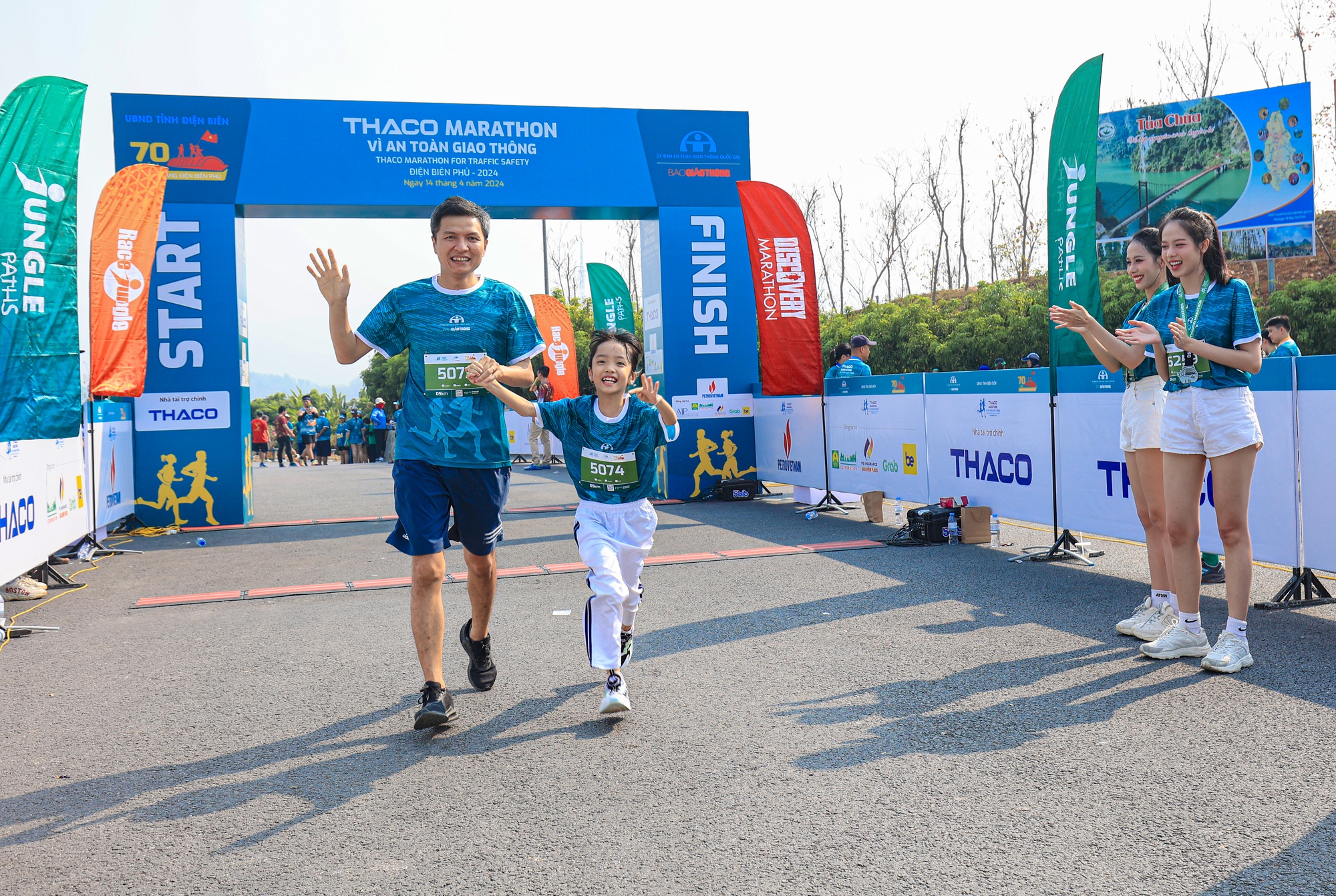 Những khoảnh khắc ấn tượng tại Giải THACO Marathon vì ATGT - Điện Biên Phủ 2024- Ảnh 19. Những khoảnh khắc ấn tượng tại Giải THACO Marathon vì ATGT - Điện Biên Phủ 2024- Ảnh 19.