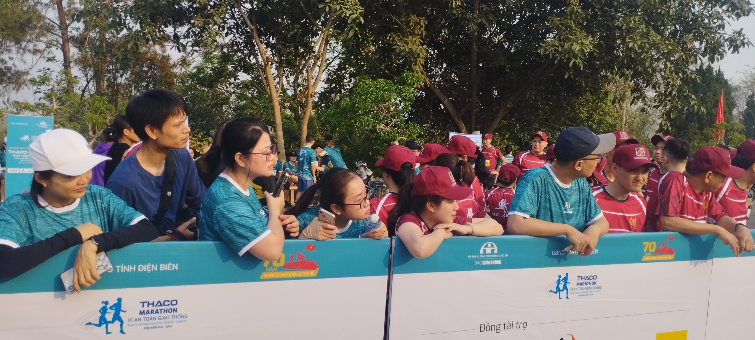 Trực tiếp: Giải THACO Marathon v&igrave; ATGT - Điện Bi&ecirc;n Phủ 2024 th&agrave;nh c&ocirc;ng rực rỡ- Ảnh 25.