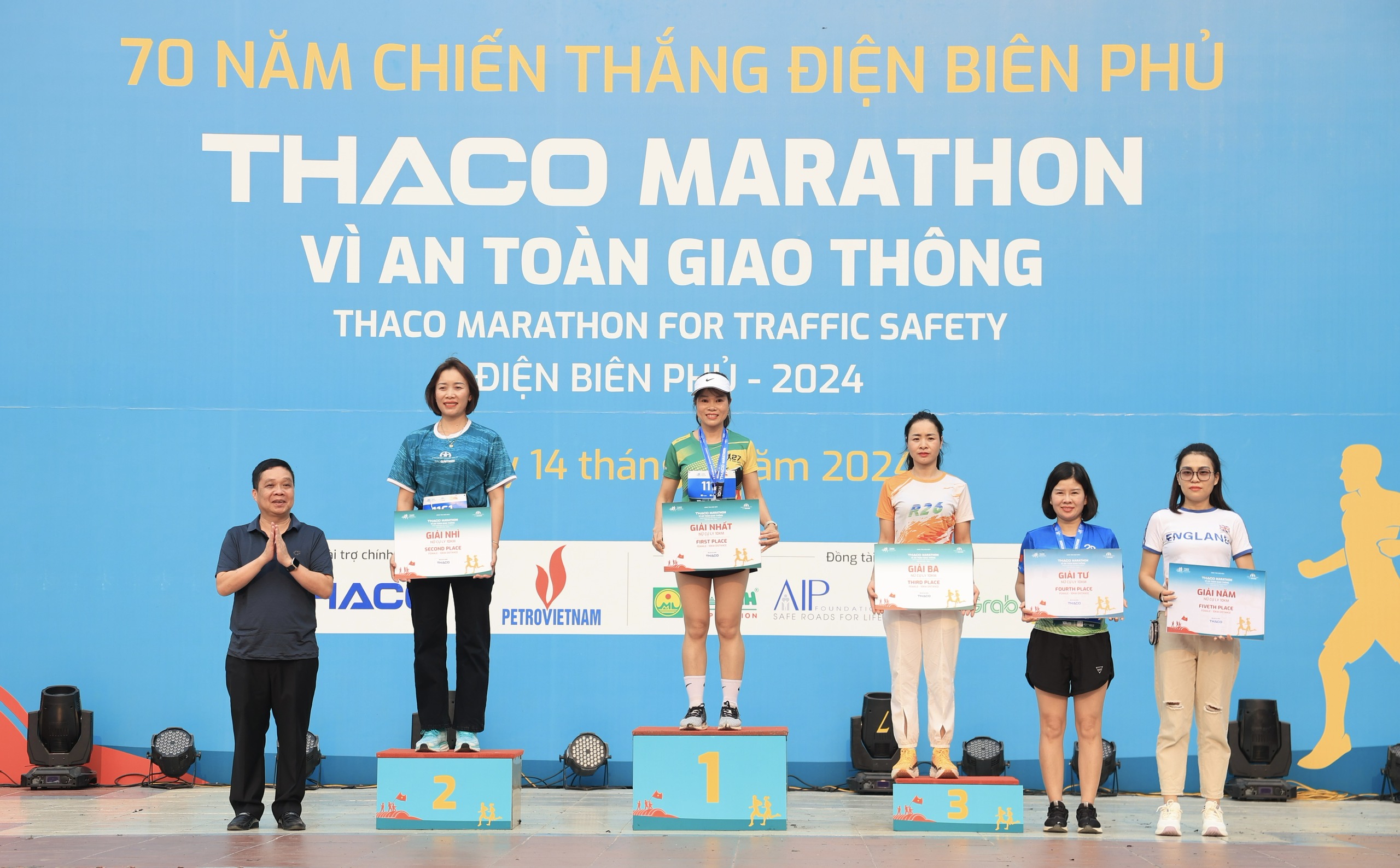 Trực tiếp: Giải THACO Marathon v&igrave; ATGT - Điện Bi&ecirc;n Phủ 2024 th&agrave;nh c&ocirc;ng rực rỡ- Ảnh 10.