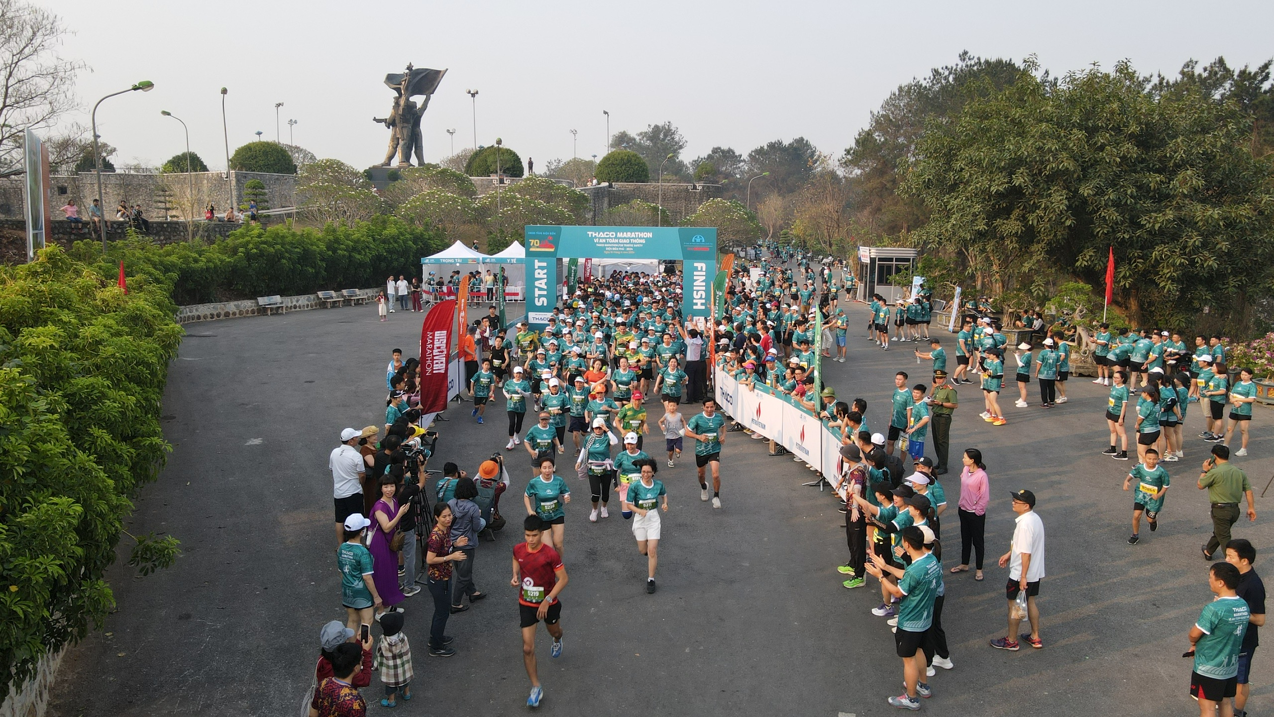 Trực tiếp: Giải THACO Marathon v&igrave; ATGT - Điện Bi&ecirc;n Phủ 2024 th&agrave;nh c&ocirc;ng rực rỡ- Ảnh 36.