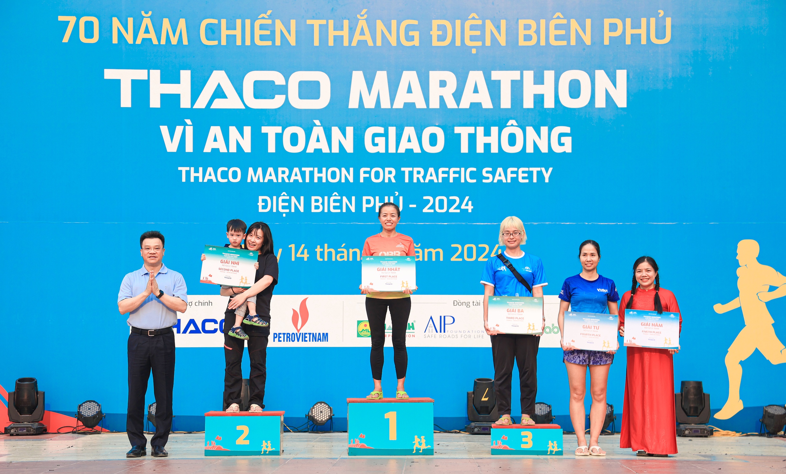 Những khoảnh khắc ấn tượng tại Giải THACO Marathon vì ATGT - Điện Biên Phủ 2024- Ảnh 26. Những khoảnh khắc ấn tượng tại Giải THACO Marathon vì ATGT - Điện Biên Phủ 2024- Ảnh 26.