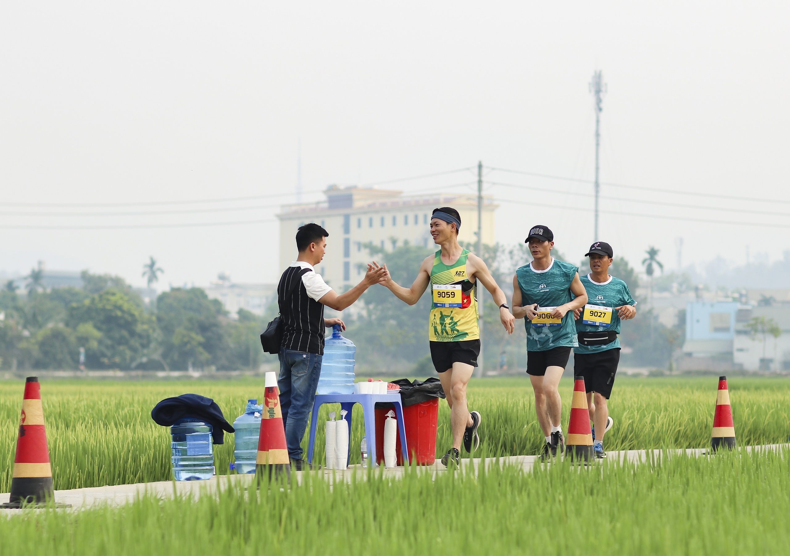 Những khoảnh khắc ấn tượng tại Giải THACO Marathon vì ATGT - Điện Biên Phủ 2024- Ảnh 14. Những khoảnh khắc ấn tượng tại Giải THACO Marathon vì ATGT - Điện Biên Phủ 2024- Ảnh 14.
