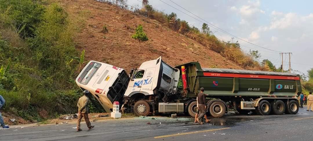 Chuyện vợ chồng b&aacute;c sĩ x&eacute; khăn băng b&oacute;, &eacute;p tim cứu sống người bị tai nạn ở Kon Tum- Ảnh 2.