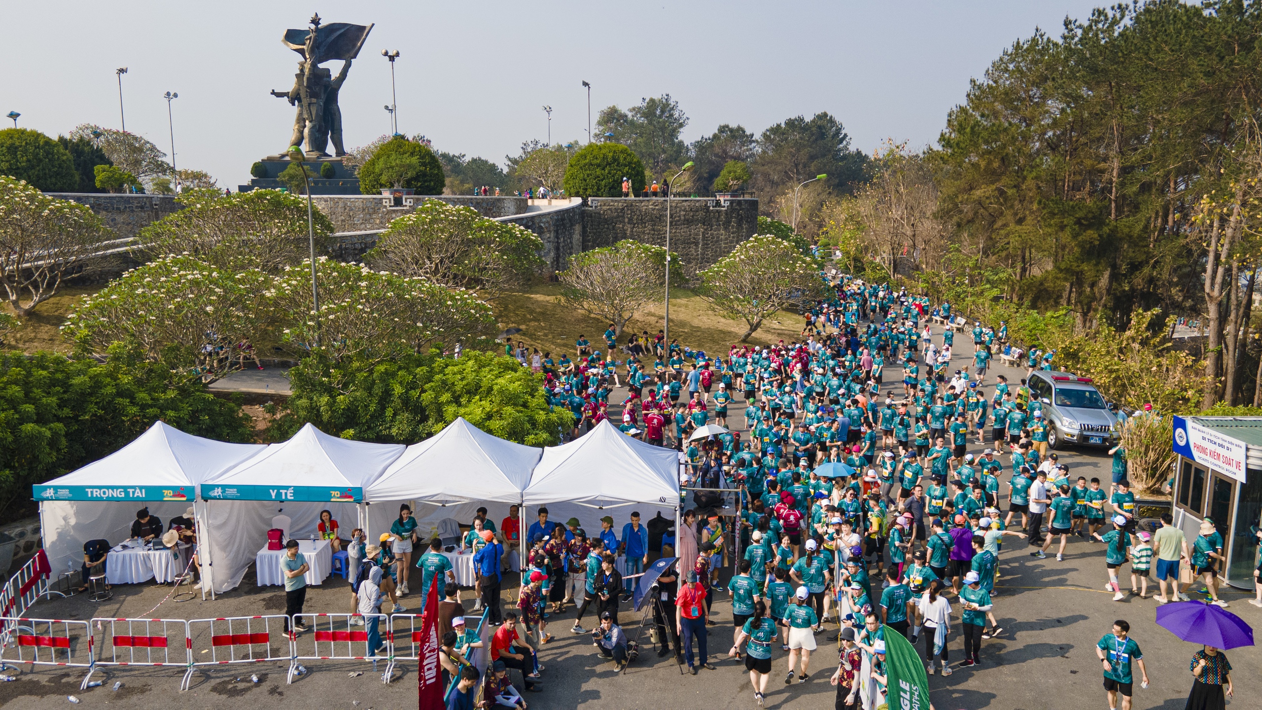 Những khoảnh khắc ấn tượng tại Giải THACO Marathon vì ATGT - Điện Biên Phủ 2024- Ảnh 8. Những khoảnh khắc ấn tượng tại Giải THACO Marathon vì ATGT - Điện Biên Phủ 2024- Ảnh 8.