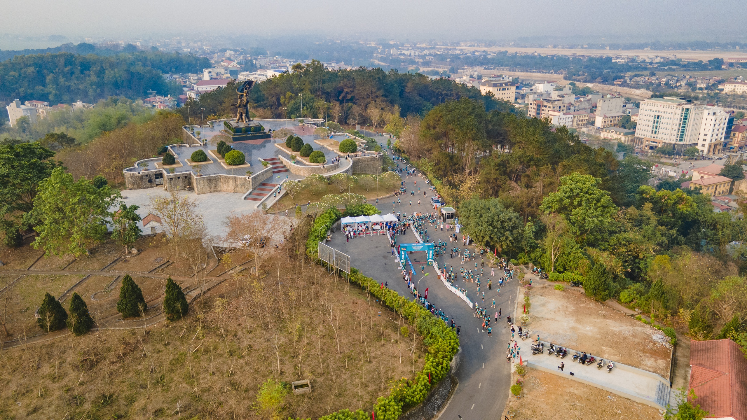 Những khoảnh khắc ấn tượng tại Giải THACO Marathon vì ATGT - Điện Biên Phủ 2024- Ảnh 7. Những khoảnh khắc ấn tượng tại Giải THACO Marathon vì ATGT - Điện Biên Phủ 2024- Ảnh 7.