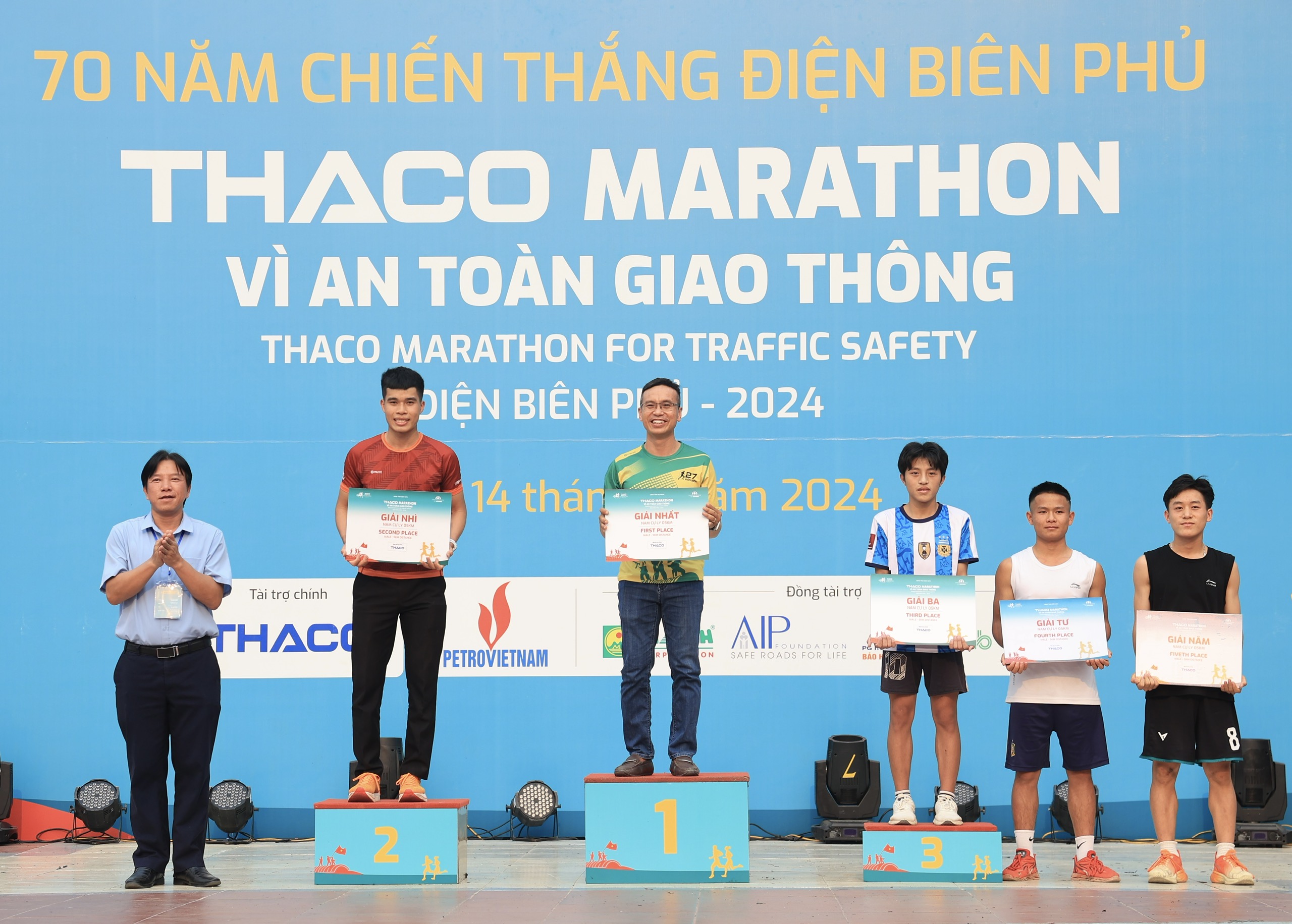 Trực tiếp: Giải THACO Marathon v&igrave; ATGT - Điện Bi&ecirc;n Phủ 2024 th&agrave;nh c&ocirc;ng rực rỡ- Ảnh 11.