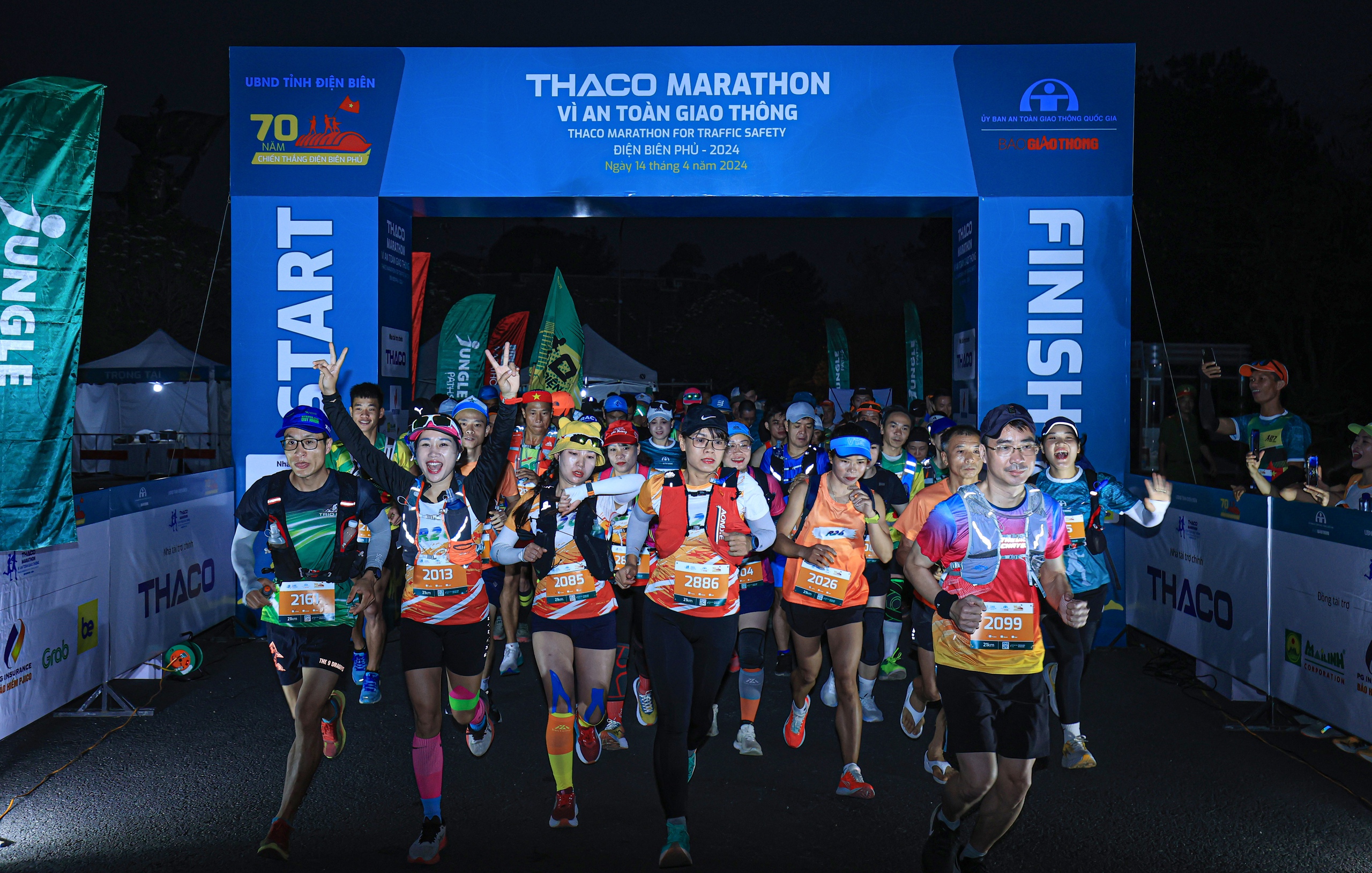 Những khoảnh khắc ấn tượng tại Giải THACO Marathon vì ATGT - Điện Biên Phủ 2024- Ảnh 6. Những khoảnh khắc ấn tượng tại Giải THACO Marathon vì ATGT - Điện Biên Phủ 2024- Ảnh 6.