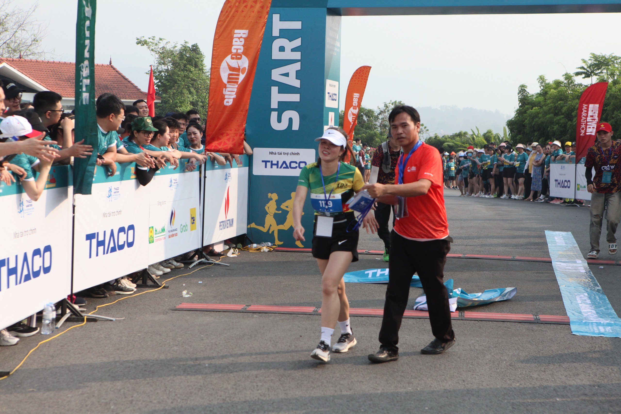 Trực tiếp: Giải THACO Marathon v&igrave; ATGT - Điện Bi&ecirc;n Phủ 2024 th&agrave;nh c&ocirc;ng rực rỡ- Ảnh 28.