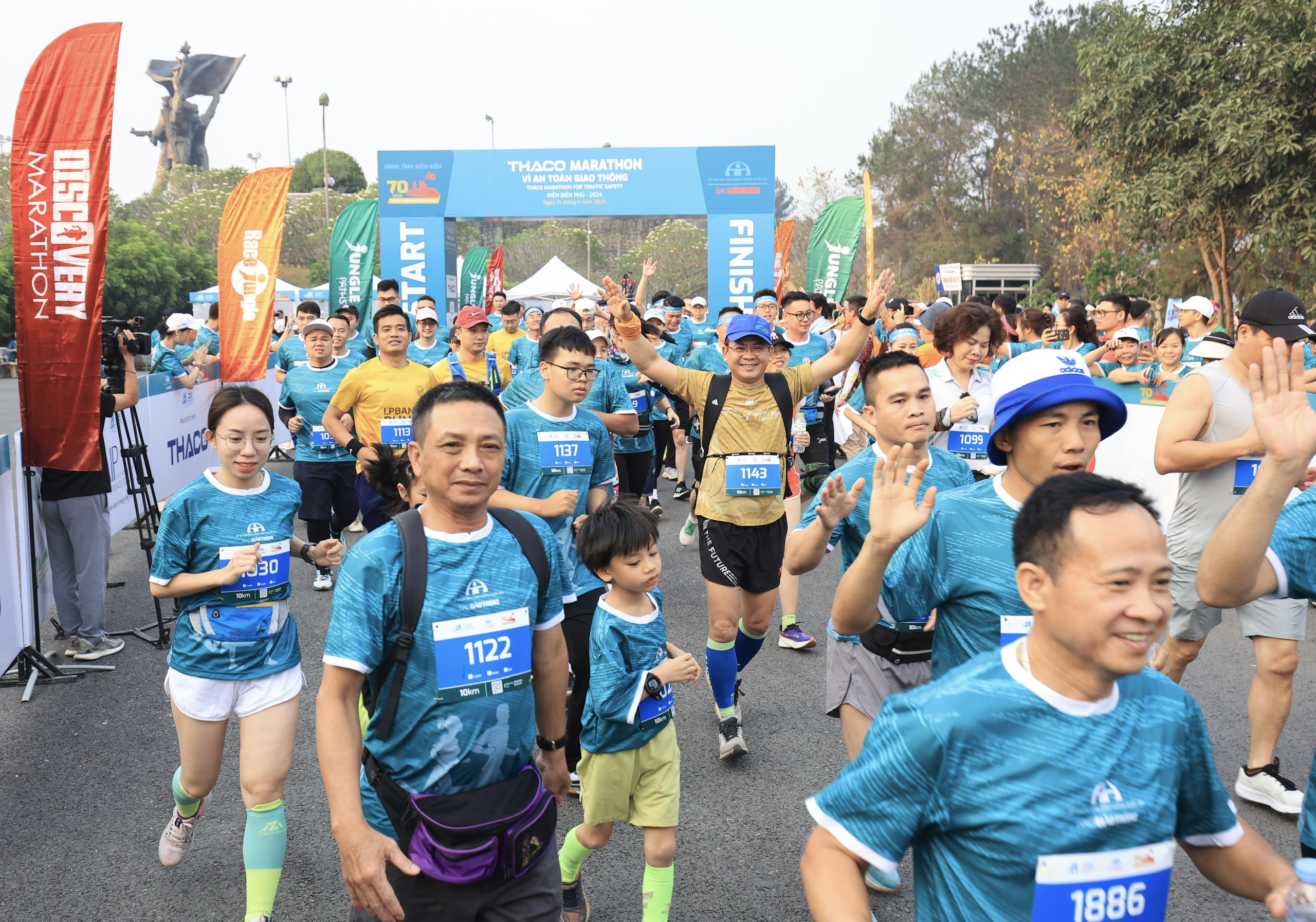 Trực tiếp: Giải THACO Marathon v&igrave; ATGT - Điện Bi&ecirc;n Phủ 2024 th&agrave;nh c&ocirc;ng rực rỡ- Ảnh 38.