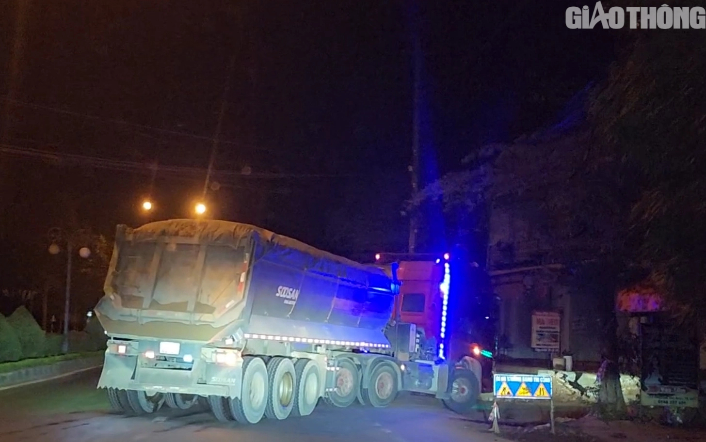 Xe qu&aacute; tải lộng h&agrave;nh tr&ecirc;n quốc lộ ở Đắk Lắk: Kiểm tra đầu mối bốc, xếp h&agrave;ng- Ảnh 2.