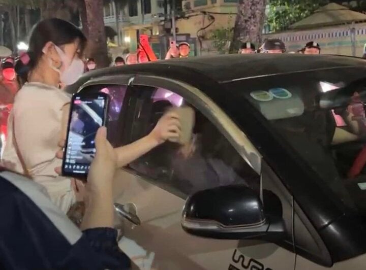 Người phụ nữ nghi đ&aacute;nh ghen, d&ugrave;ng gạch đập &ocirc; t&ocirc; g&acirc;y n&aacute;o loạn phố phường H&agrave; Nội- Ảnh 1.