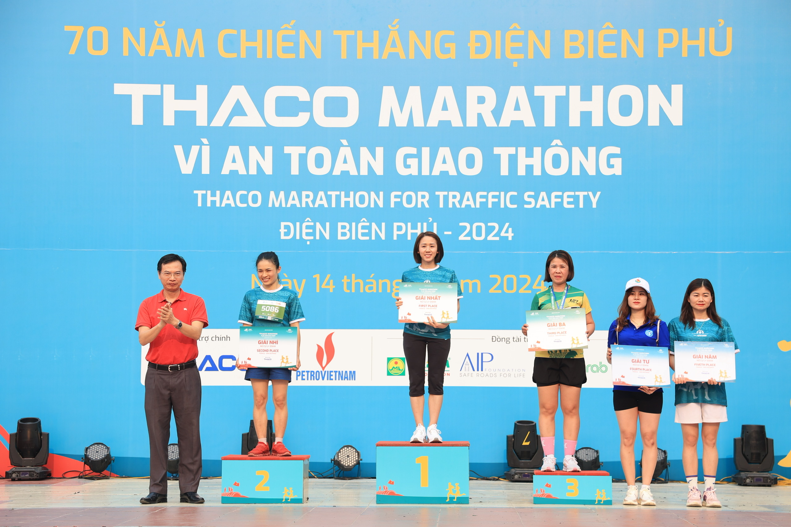 Trực tiếp: Giải THACO Marathon v&igrave; ATGT - Điện Bi&ecirc;n Phủ 2024 th&agrave;nh c&ocirc;ng rực rỡ- Ảnh 12.