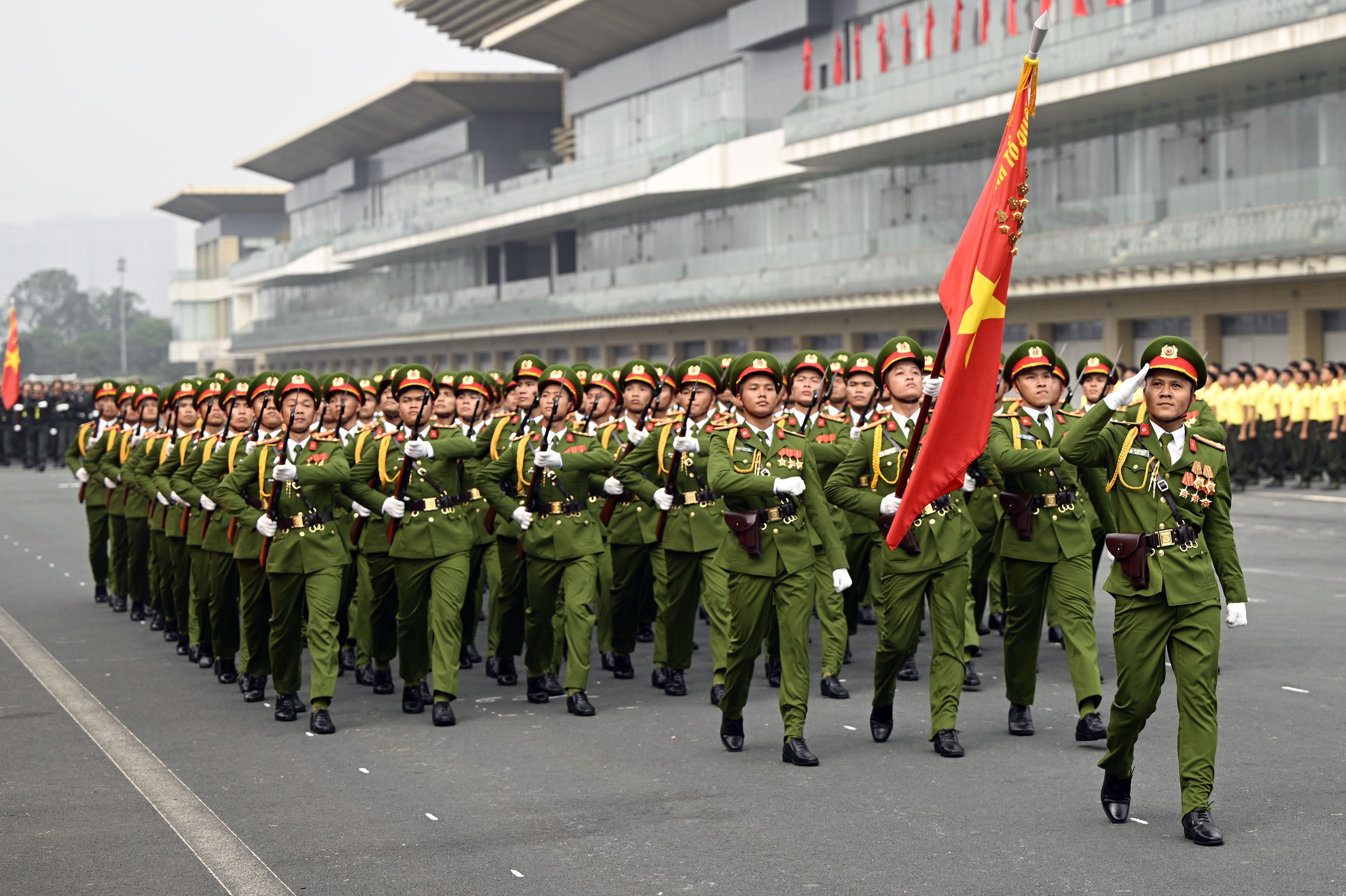 Cảnh s&aacute;t cơ động tr&igrave;nh diễn sức mạnh mừng kỷ niệm 50 năm Ng&agrave;y truyền thống- Ảnh 1.