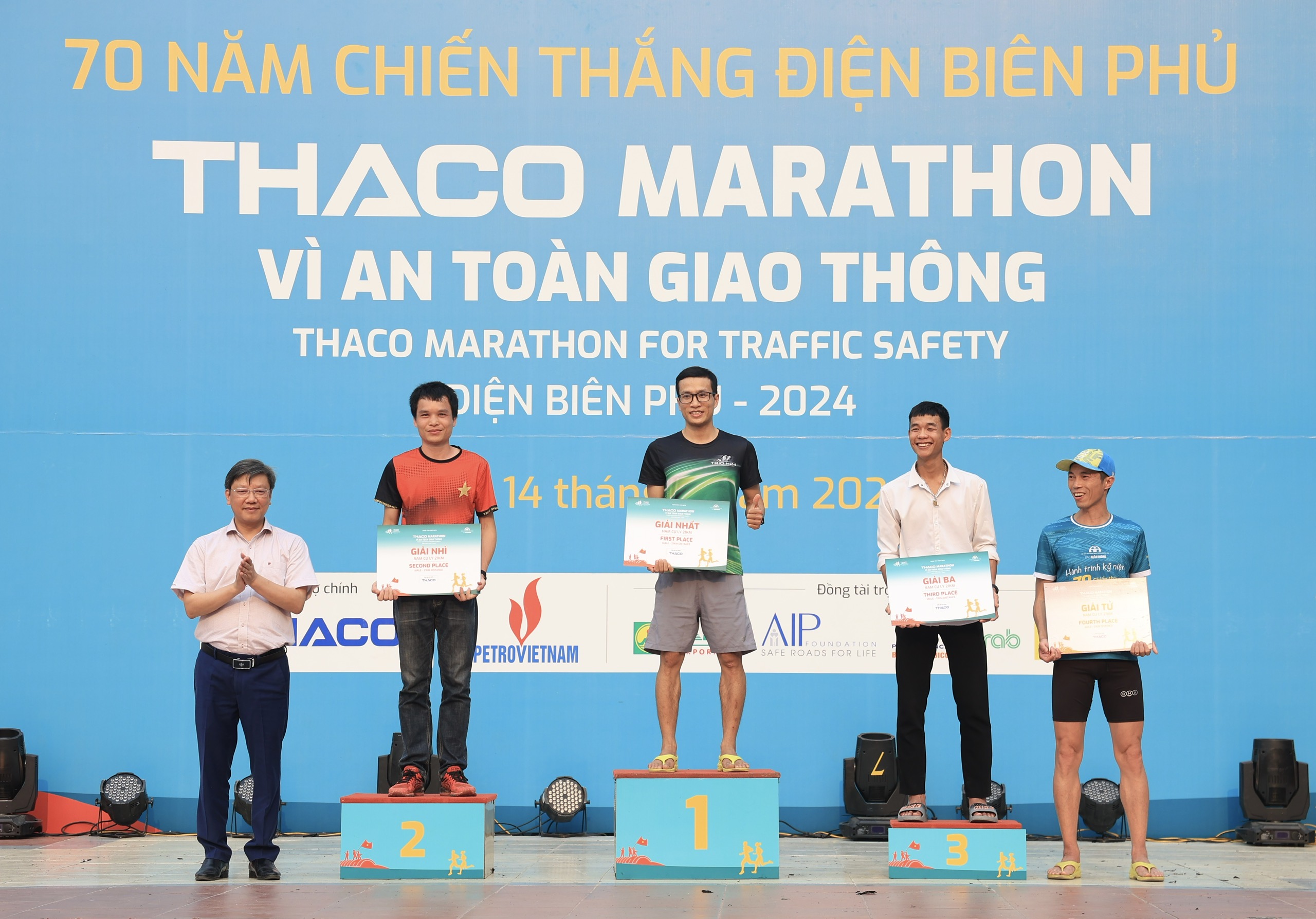 Trực tiếp: Giải THACO Marathon v&igrave; ATGT - Điện Bi&ecirc;n Phủ 2024 th&agrave;nh c&ocirc;ng rực rỡ- Ảnh 7.