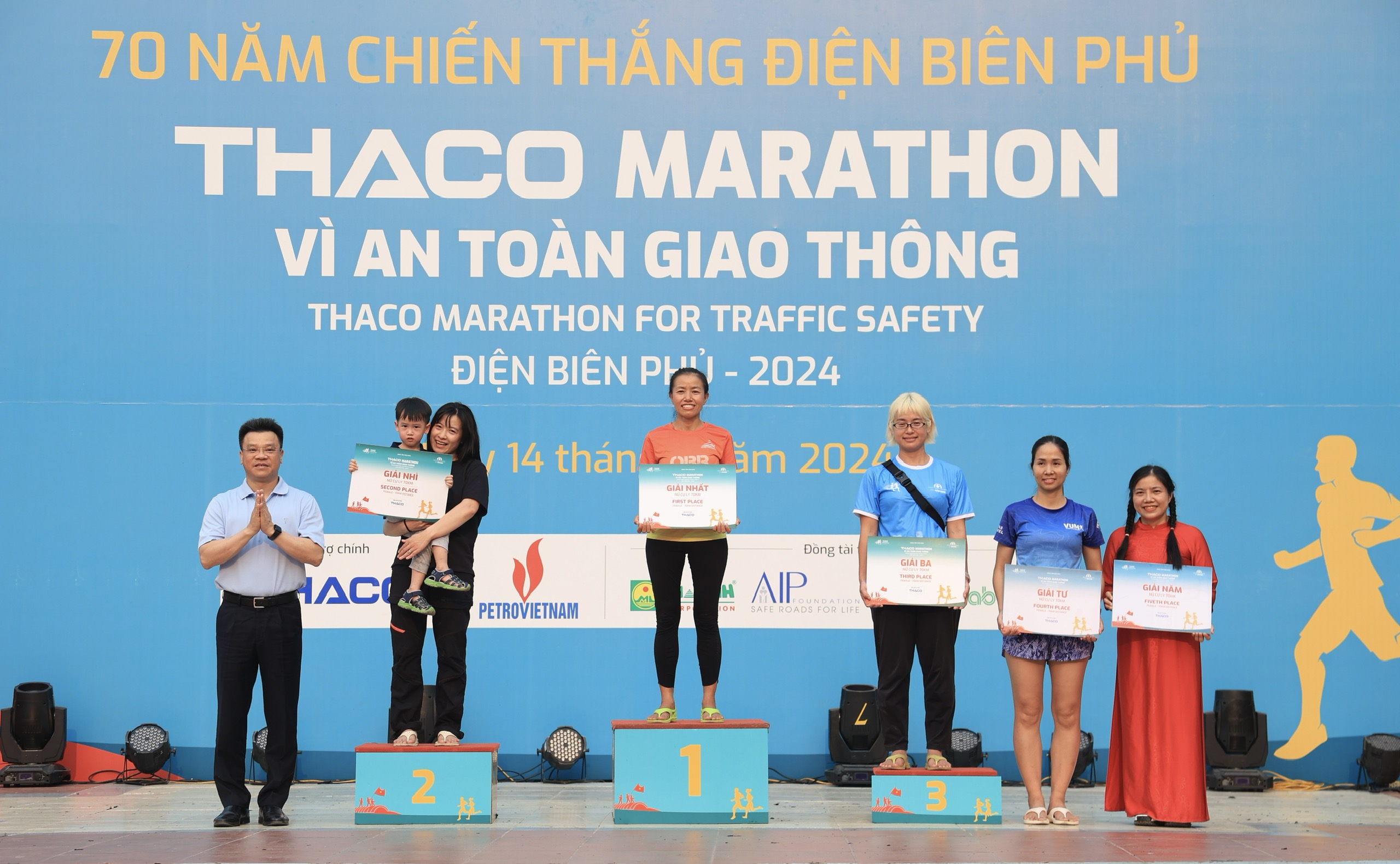 "C&ocirc; g&aacute;i th&eacute;p" L&ecirc; Thị Hằng v&ocirc; địch THACO Marathon v&igrave; ATGT - Điện Bi&ecirc;n Phủ 2024- Ảnh 1.