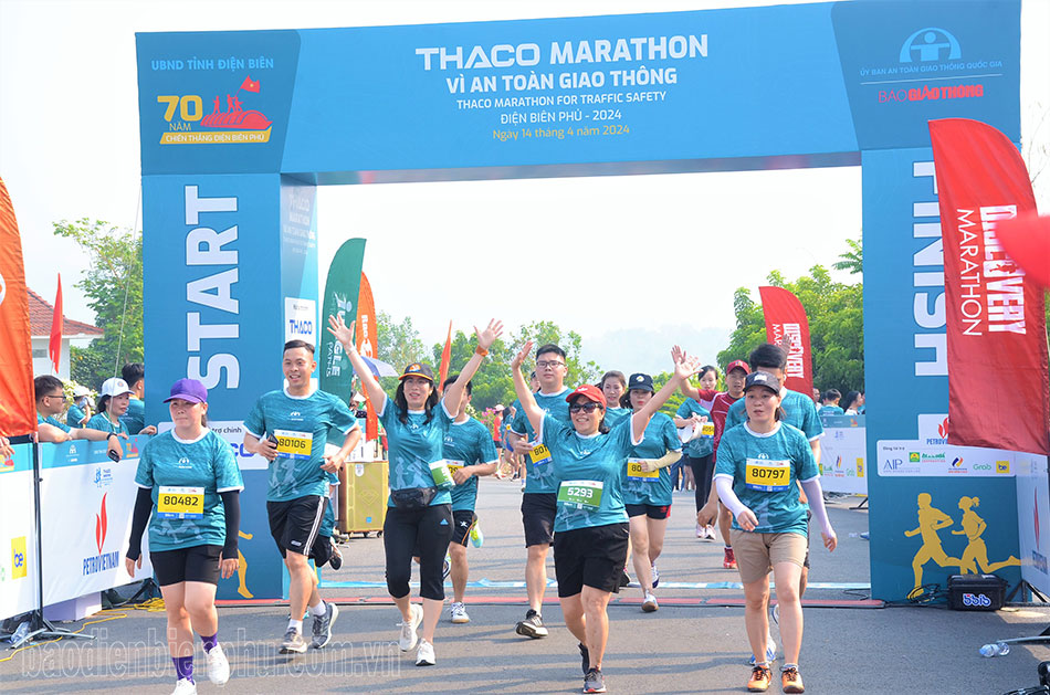 Trực tiếp: Giải THACO Marathon v&igrave; ATGT - Điện Bi&ecirc;n Phủ 2024 th&agrave;nh c&ocirc;ng rực rỡ- Ảnh 21.