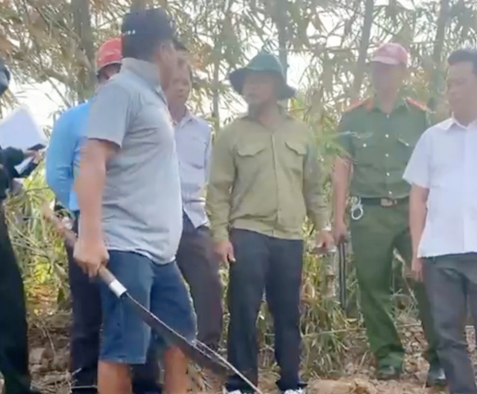 Cầm dao dọa ch&eacute;m c&aacute;n bộ khi bị ph&aacute;t hiện đặt ống dẫn nước tr&aacute;i ph&eacute;p- Ảnh 1.