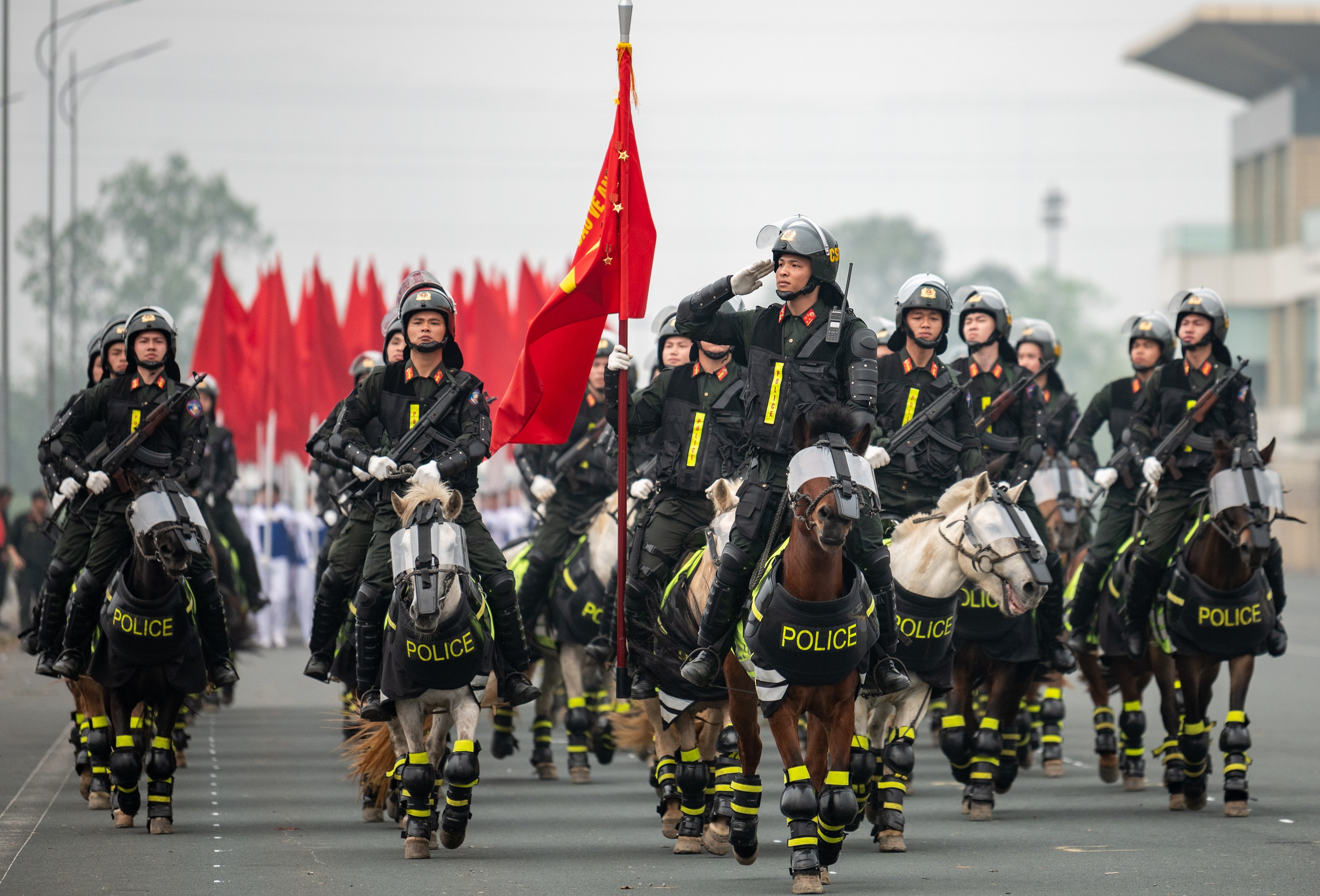 Cảnh s&aacute;t cơ động tr&igrave;nh diễn sức mạnh mừng kỷ niệm 50 năm Ng&agrave;y truyền thống- Ảnh 6.