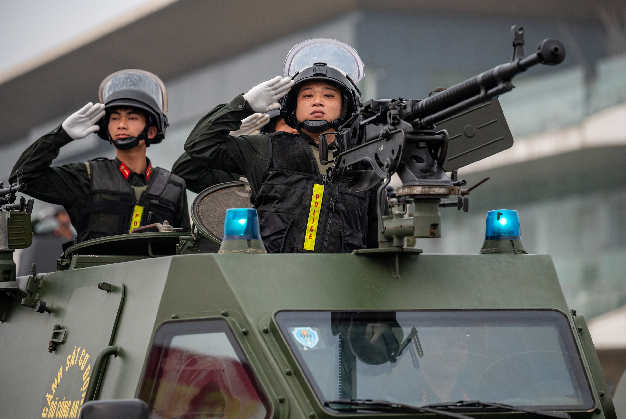 Cảnh s&aacute;t cơ động tr&igrave;nh diễn sức mạnh mừng kỷ niệm 50 năm Ng&agrave;y truyền thống- Ảnh 5.