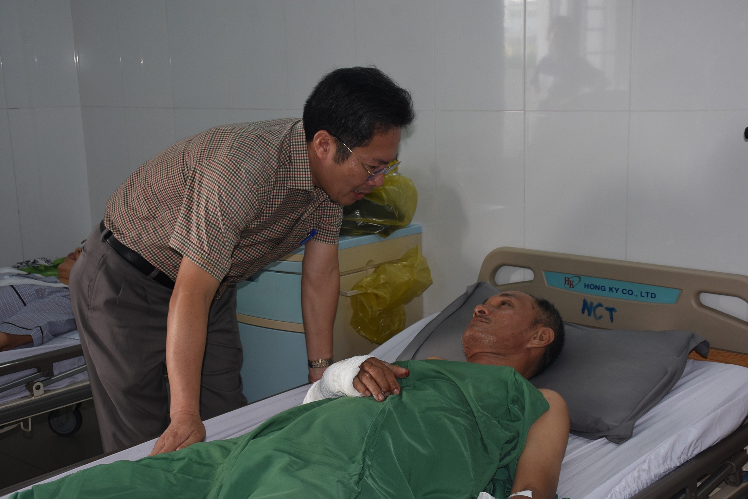 Vụ TNGT tr&ecirc;n đường du lịch Kon Tum: Sau tiếng ầm, xe kh&aacute;ch quay v&ograve;ng rồi lật nghi&ecirc;ng- Ảnh 3.