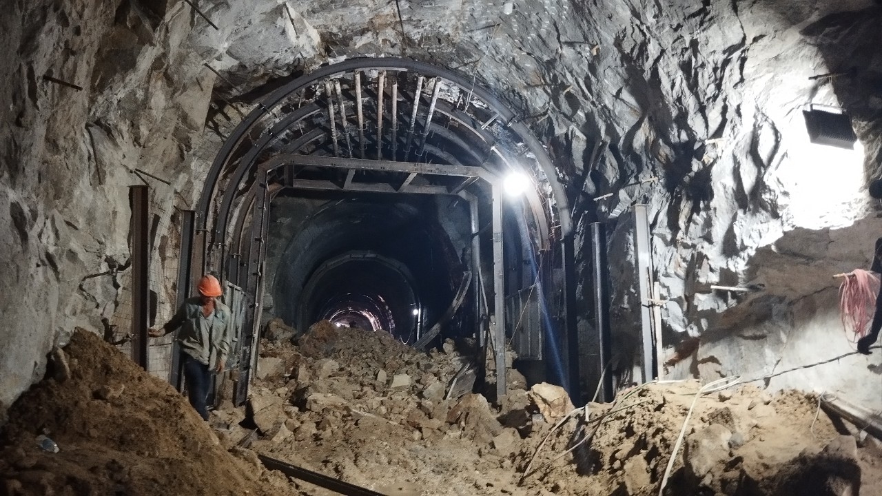 Cần th&ecirc;m 4 ng&agrave;y th&ocirc;ng hầm đường sắt Đ&egrave;o Cả, tất bật trung chuyển kh&aacute;ch- Ảnh 1.