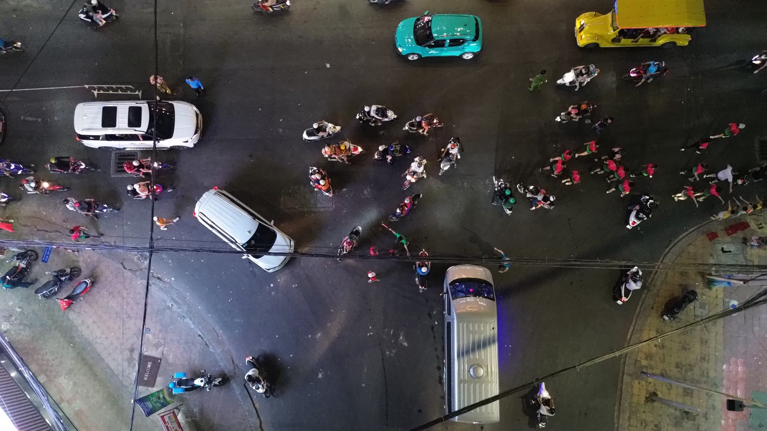 Hơn 7.000 người tham gia giải chạy bộ ở Cần Thơ phải chen với xe cộ trên đường- Ảnh 2. Hơn 7.000 người tham gia giải chạy bộ ở Cần Thơ phải chen với xe cộ trên đường- Ảnh 2.