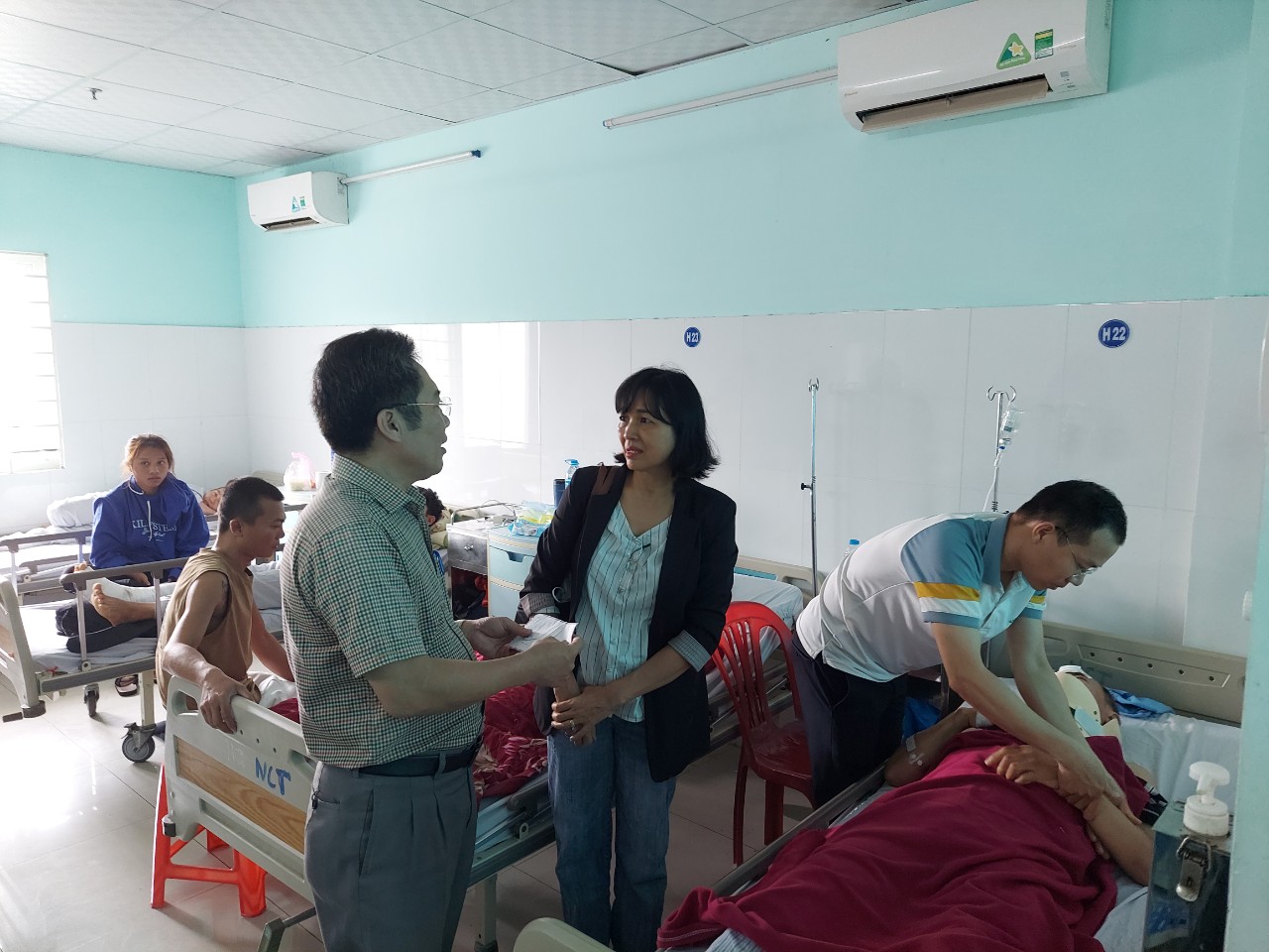 Chuyện vợ chồng b&aacute;c sĩ x&eacute; khăn băng b&oacute;, &eacute;p tim cứu sống người bị tai nạn ở Kon Tum- Ảnh 1.