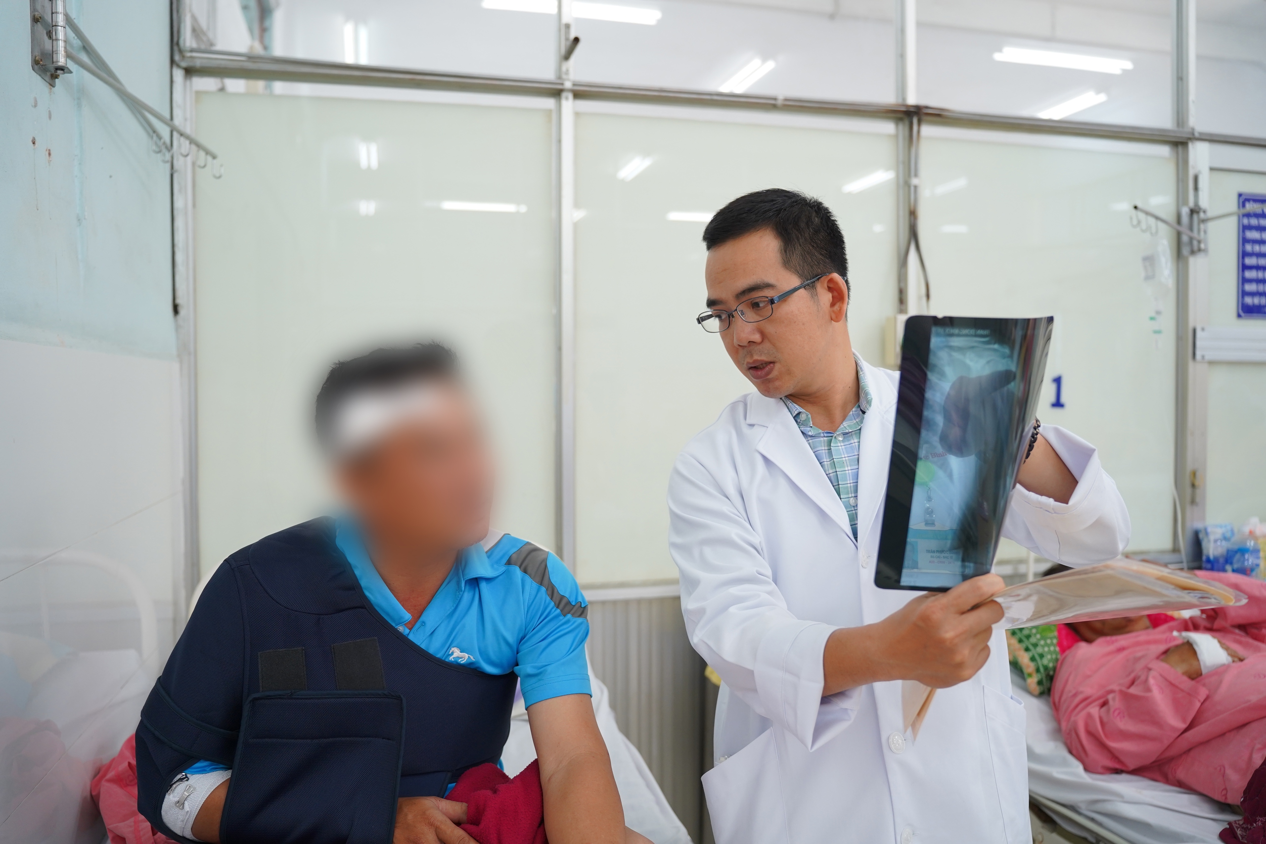 Sức khỏe c&aacute;c nạn nh&acirc;n trong vụ tai nạn ở Kon Tum hiện ra sao?- Ảnh 1.
