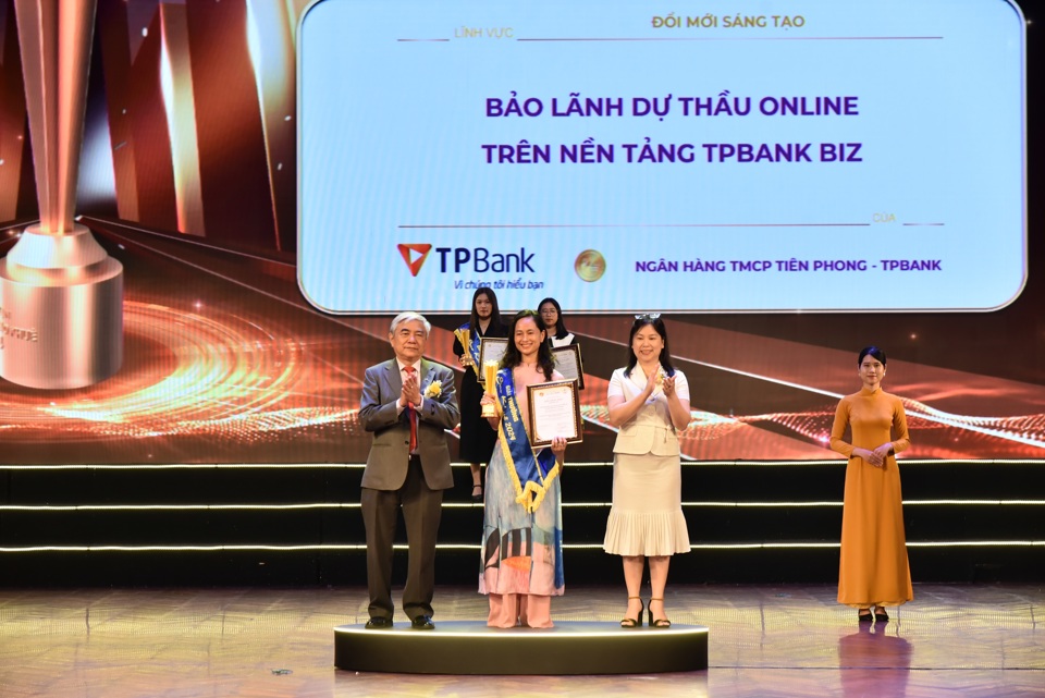 TPBank lập &ldquo;hat-trick&rdquo; giải thưởng tại lễ vinh danh v&agrave; trao giải thưởng Sao Khu&ecirc; 2024- Ảnh 3.