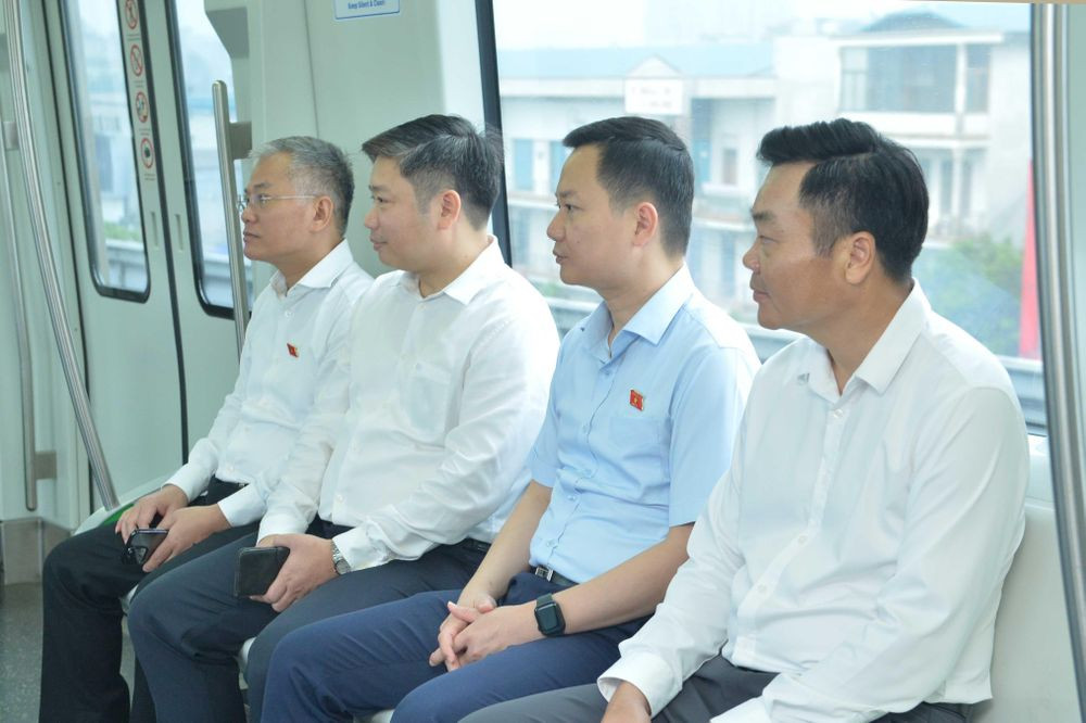 Đo&agrave;n gi&aacute;m s&aacute;t của Quốc hội khảo s&aacute;t hoạt động xe bu&yacute;t, t&agrave;u điện tại H&agrave; Nội- Ảnh 1.