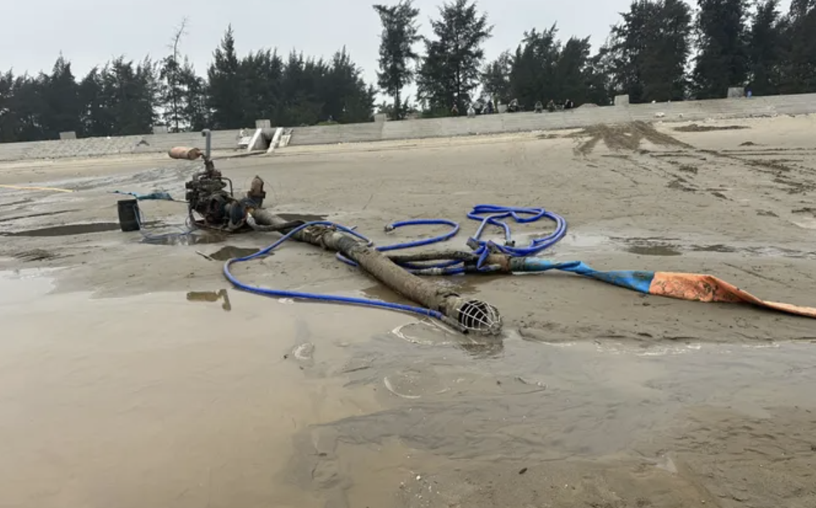 Doanh nghiệp khai th&aacute;c c&aacute;t biển tr&aacute;i ph&eacute;p để thi c&ocirc;ng bờ k&egrave;- Ảnh 2.