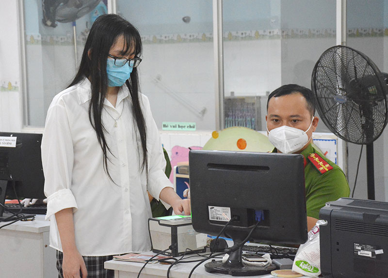 Người từ 6 tuổi trở l&ecirc;n phải thu nhận v&acirc;n tay, mống mắt khi l&agrave;m thẻ căn cước- Ảnh 1.