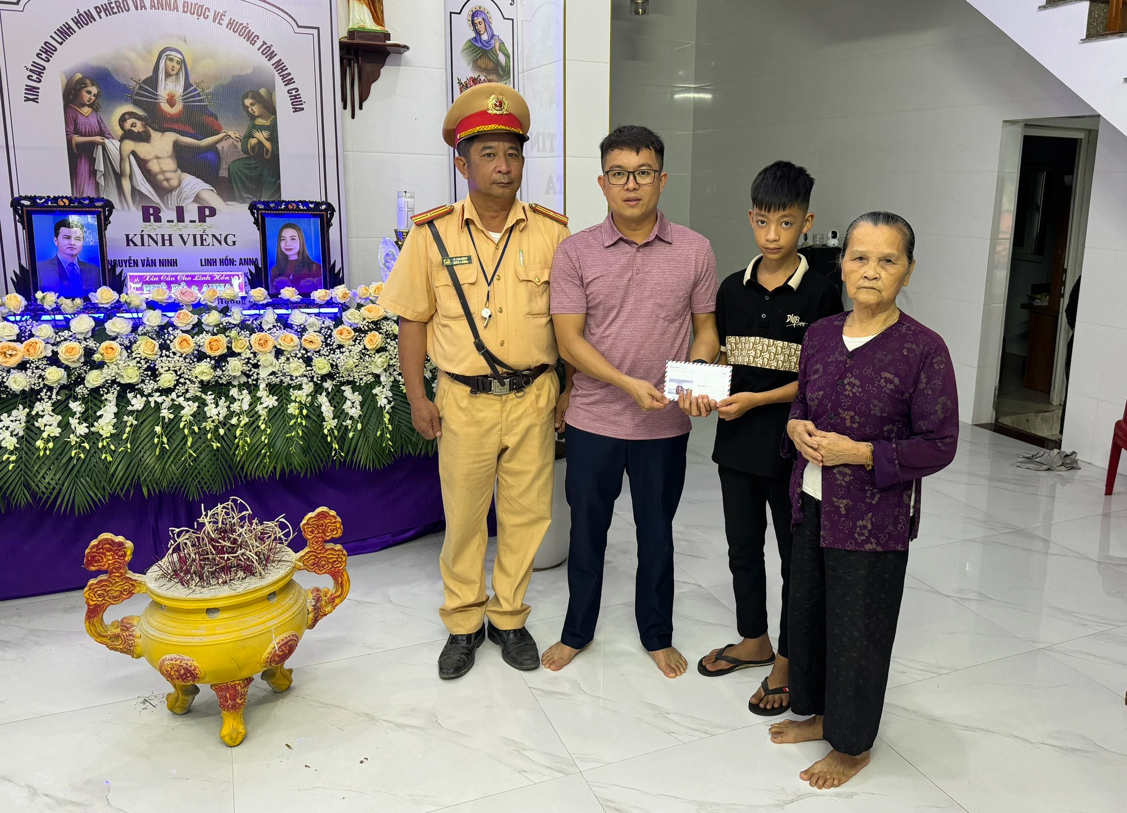 Hơn 40 triệu đồng bạn đọc hỗ trợ đến với thân nhân nạn nhân tử vong do TNGT ở Nghệ An- Ảnh 1. Hơn 40 triệu đồng bạn đọc hỗ trợ đến với thân nhân nạn nhân tử vong do TNGT ở Nghệ An- Ảnh 1.