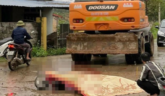 Xe đạp va chạm xe m&aacute;y x&uacute;c ở ng&atilde; tư, một cụ b&agrave; tử vong thương t&acirc;m- Ảnh 1.