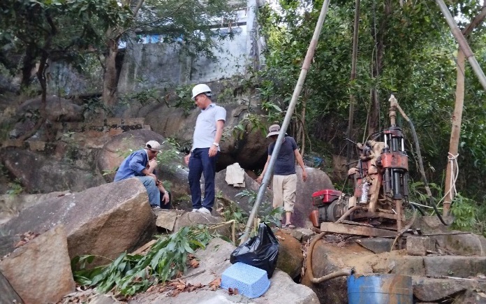 Khoan xuy&ecirc;n n&uacute;i khắc phục sự cố sập hầm đường sắt qua đ&egrave;o Cả