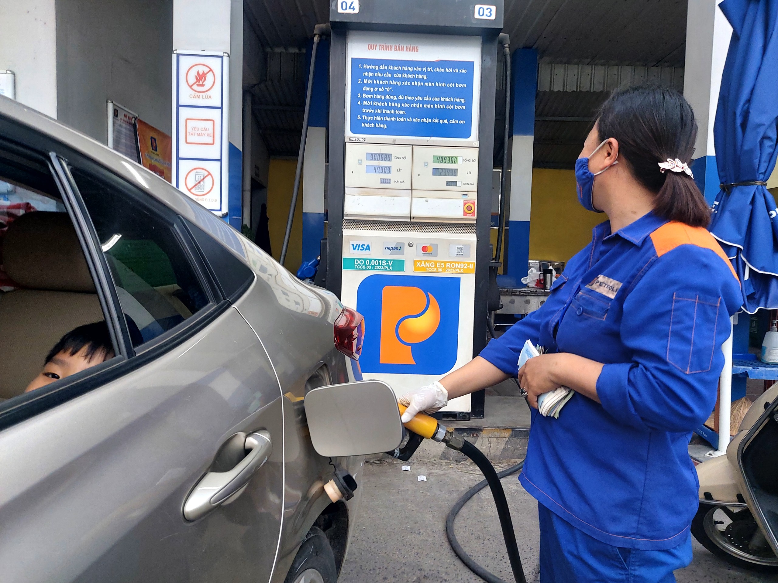 Tr&ugrave;ng nghỉ lễ, điều h&agrave;nh gi&aacute; xăng dầu sớm 1 ng&agrave;y- Ảnh 1.
