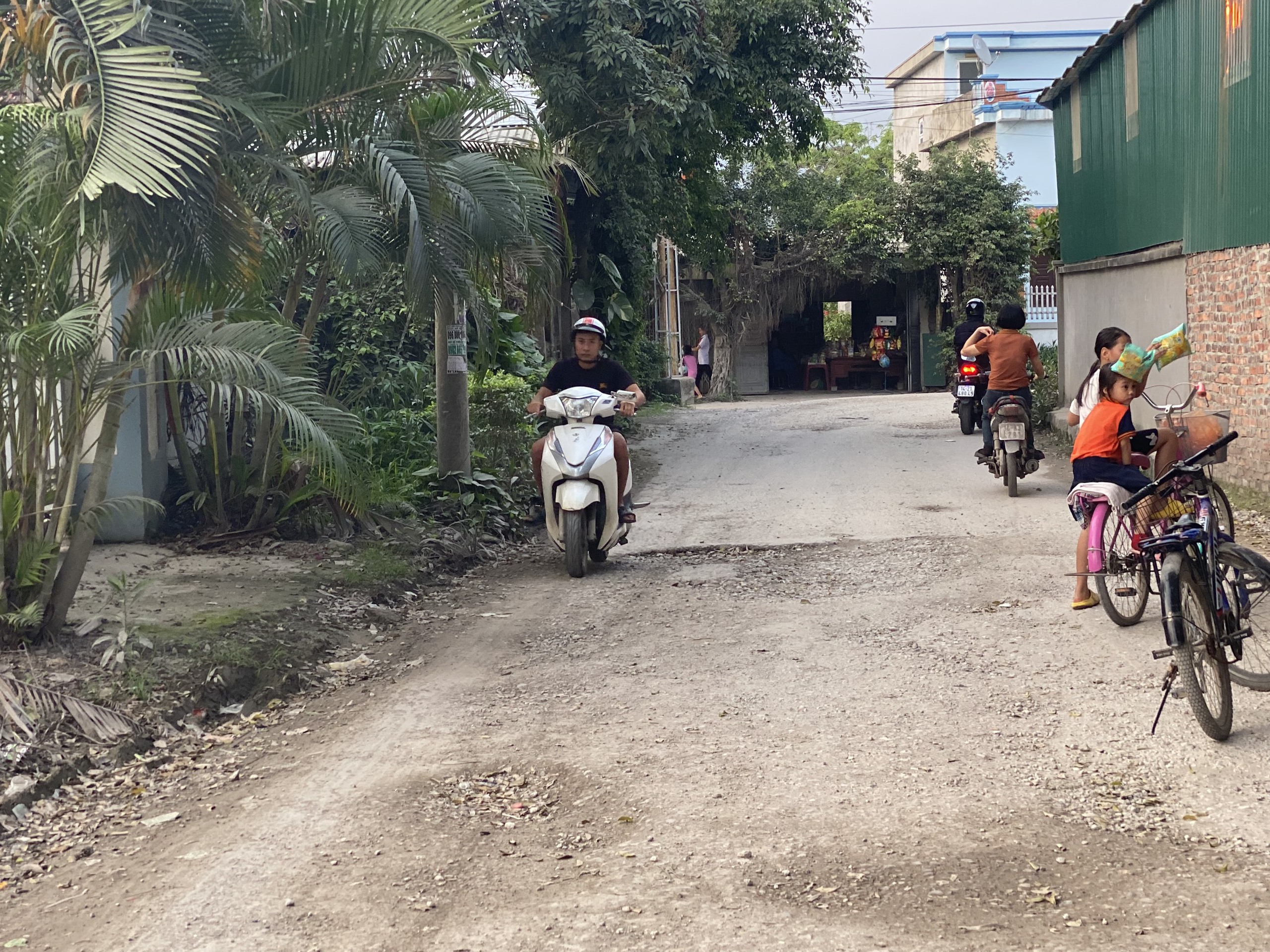 Quảng Ninh: Gập ghềnh tuyến đường li&ecirc;n huyện nối hai quốc lộ- Ảnh 1.