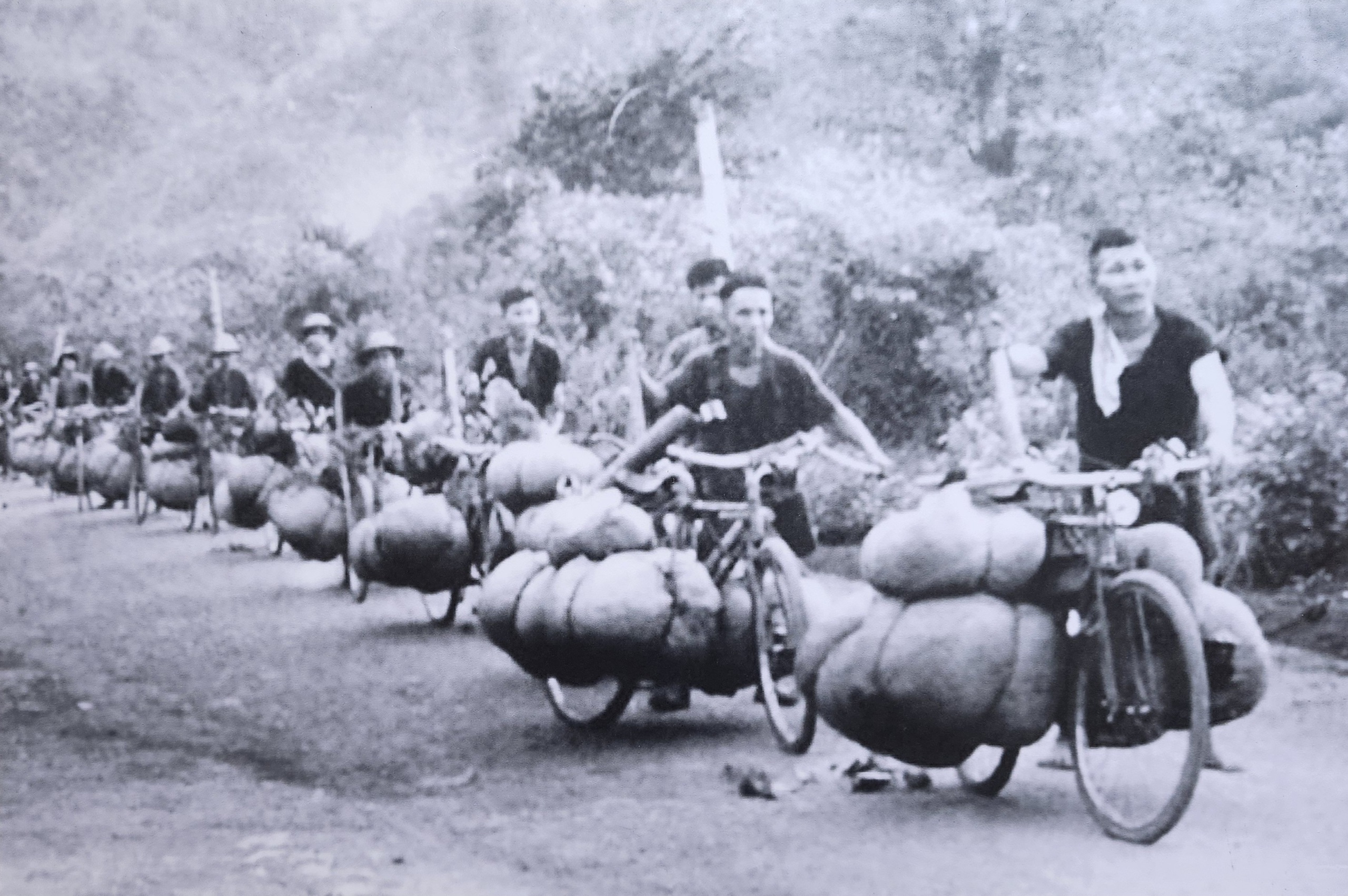 X&uacute;c động kỷ vật Đại tướng V&otilde; Nguy&ecirc;n Gi&aacute;p gửi c&aacute;c l&aacute;i xe, d&acirc;n c&ocirc;ng vận tải- Ảnh 2.