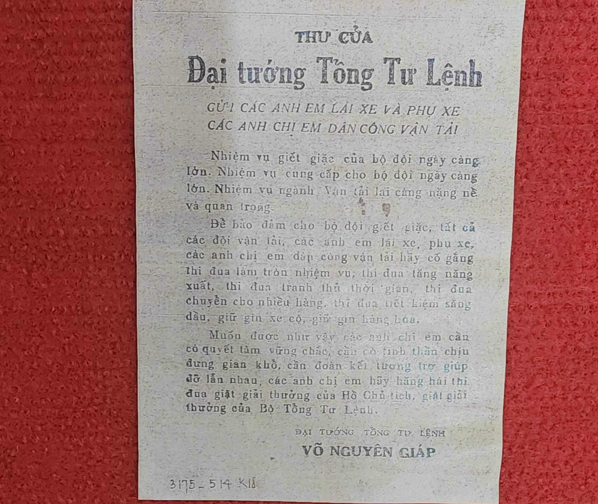 X&uacute;c động kỷ vật Đại tướng V&otilde; Nguy&ecirc;n Gi&aacute;p gửi c&aacute;c l&aacute;i xe, d&acirc;n c&ocirc;ng vận tải- Ảnh 1.