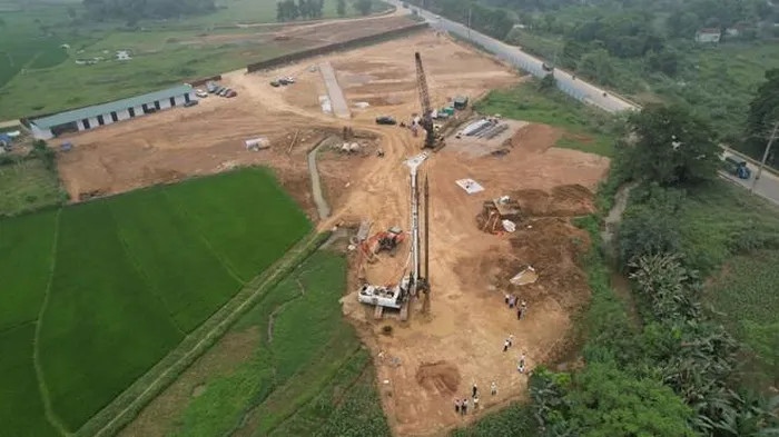 Đường nối đại lộ Thăng Long với cao tốc Ho&agrave; Lạc - Ho&agrave; B&igrave;nh &igrave; ạch thi c&ocirc;ng- Ảnh 1.